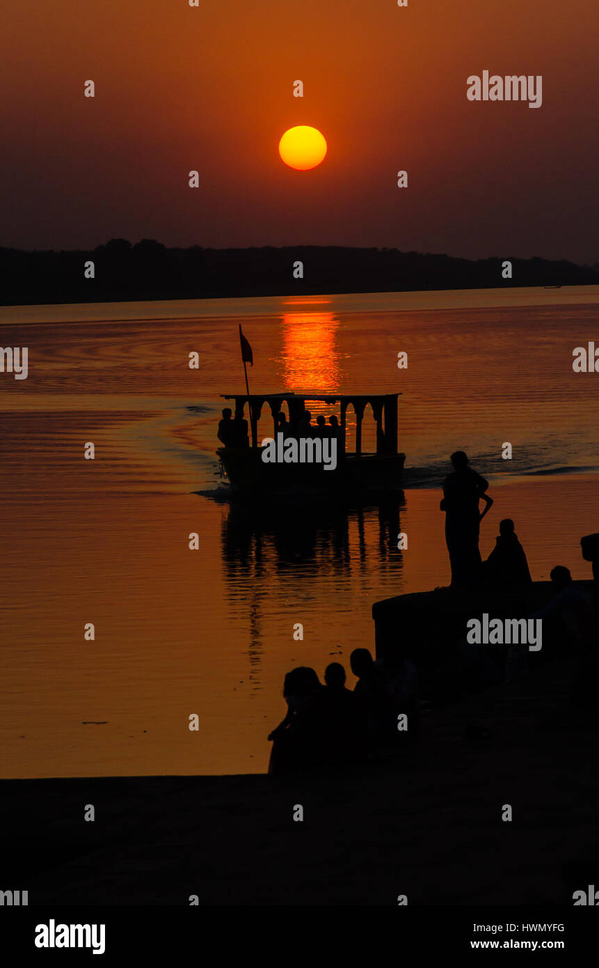 Kreuzung bei Sonnenuntergang, Maheshwar, Indien Stockfoto