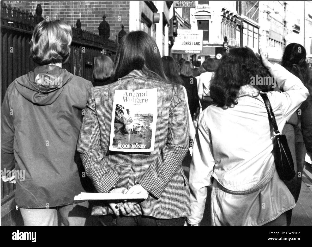 Demonstranten nehmen Teil an einer Demonstration gegen die kanadische Robben Pelzhandel in London, England am 11. März 1978. Proteste wurden an die Büros der Hudsonbai Trading Company abgegeben und gefolgt von einer Kundgebung auf dem Trafalgar Square. Stockfoto