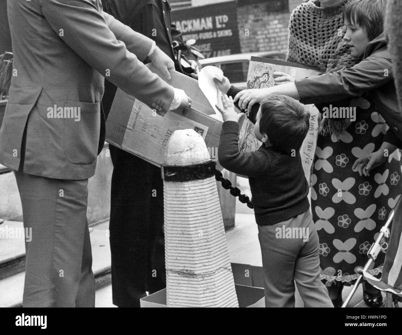 Demonstranten nehmen Teil an einer Demonstration gegen die kanadische Robben Pelzhandel in London, England am 11. März 1978. Proteste wurden an die Büros der Hudsonbai Trading Company abgegeben und gefolgt von einer Kundgebung auf dem Trafalgar Square. Stockfoto