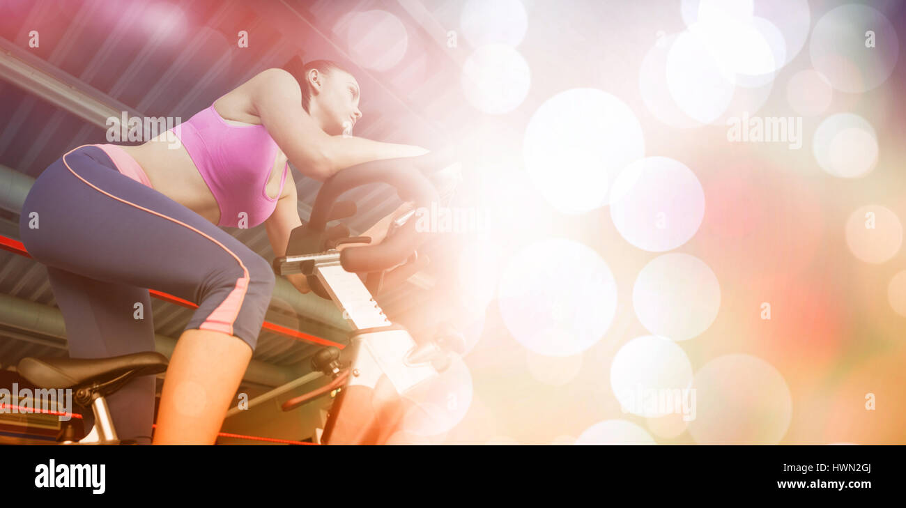 Niedrigen Winkel Ansicht einer entschlossenen jungen Frau im spinning-Klasse im Fitness-Studio trainieren Stockfoto