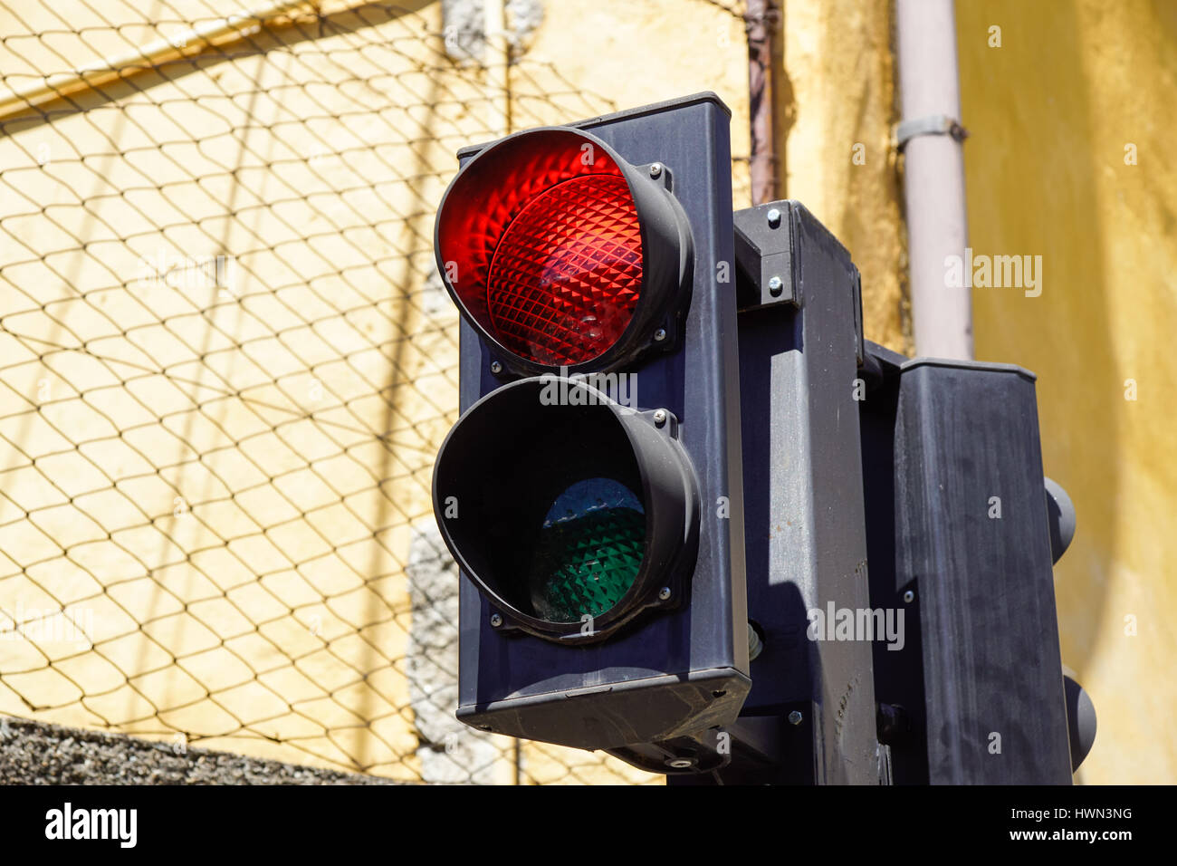 rote Ampel auf der schmalen Straße Stockfoto