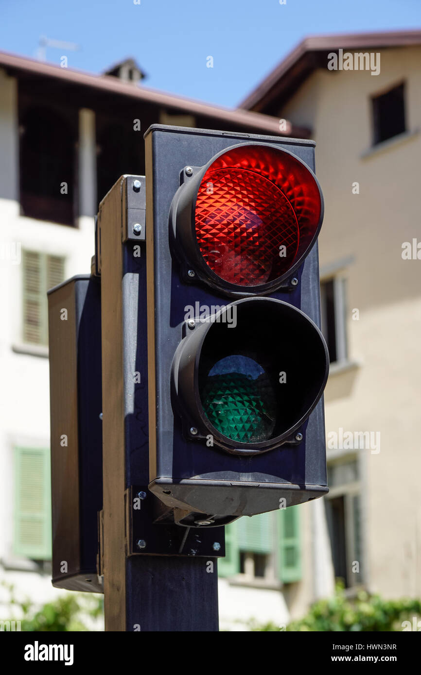 rote Ampel auf der schmalen Straße Stockfoto