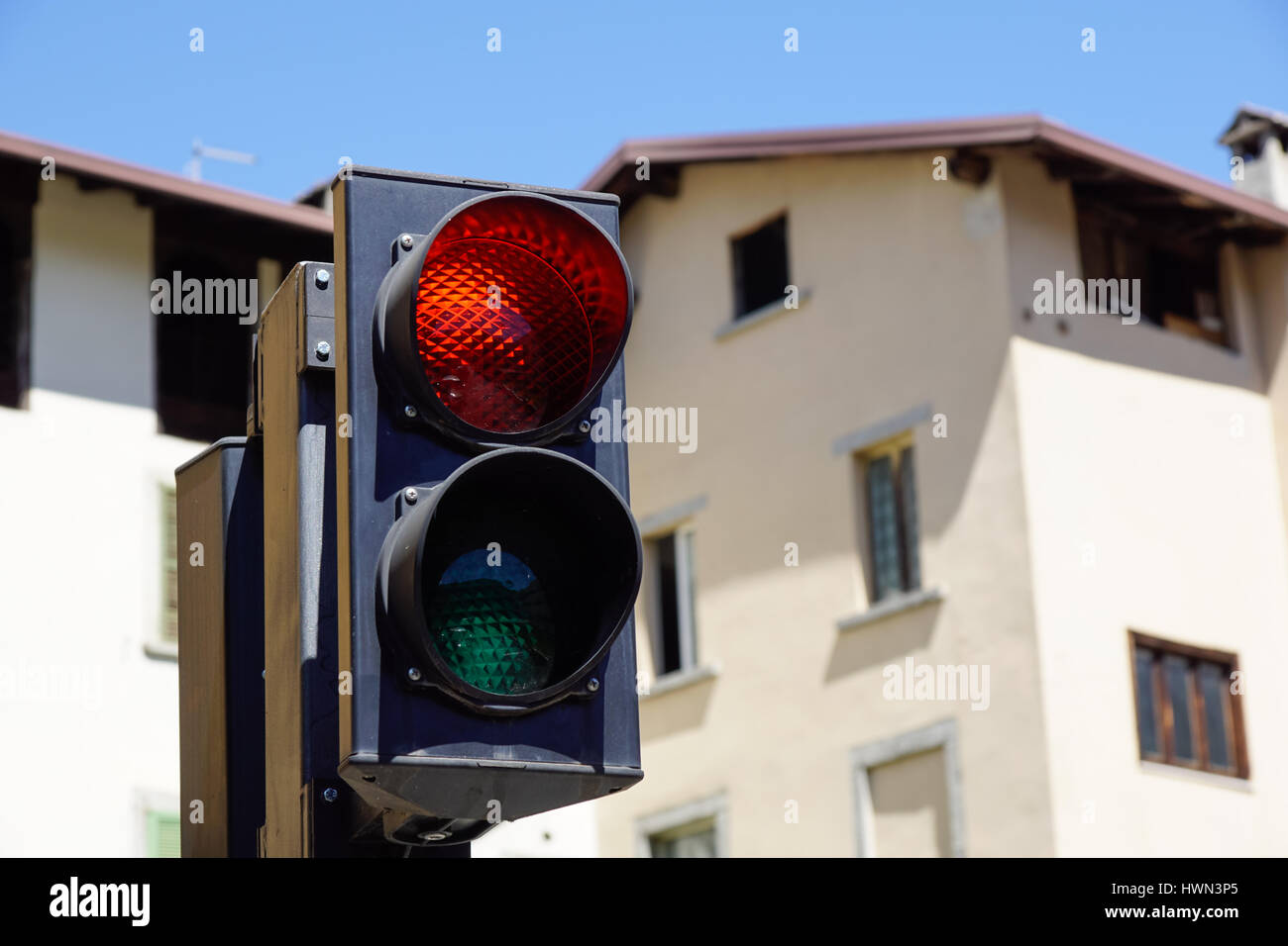 rote Ampel auf der schmalen Straße Stockfoto