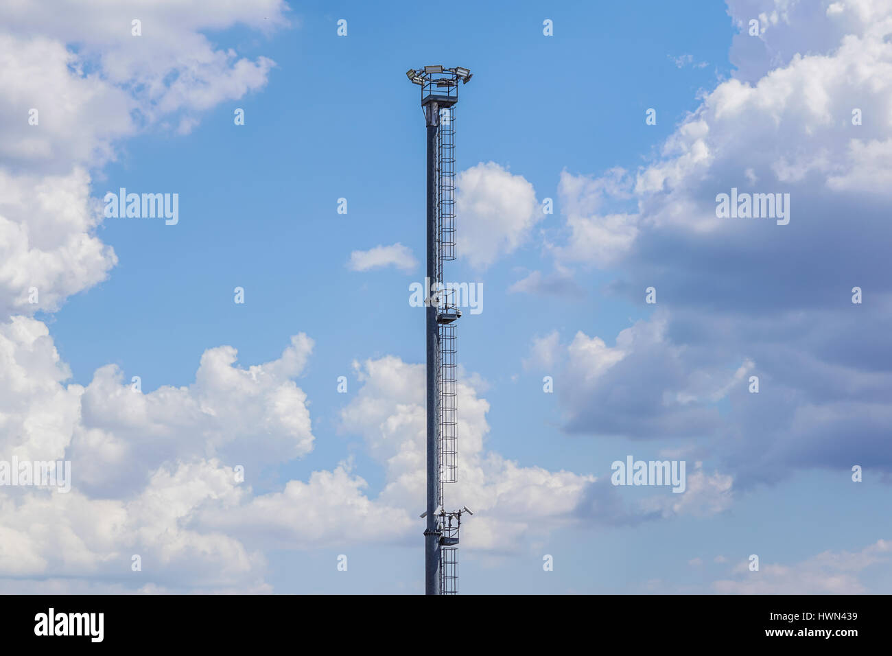industrielle Leuchte Turm mit blauem Himmelshintergrund Stockfoto