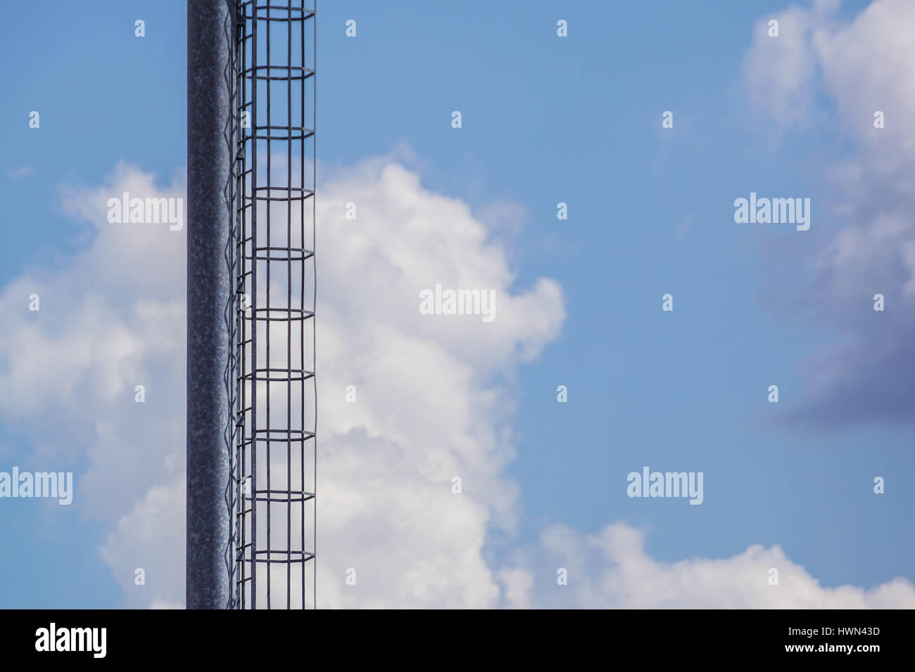 industrielle Turm mit blauem Himmelshintergrund Stockfoto