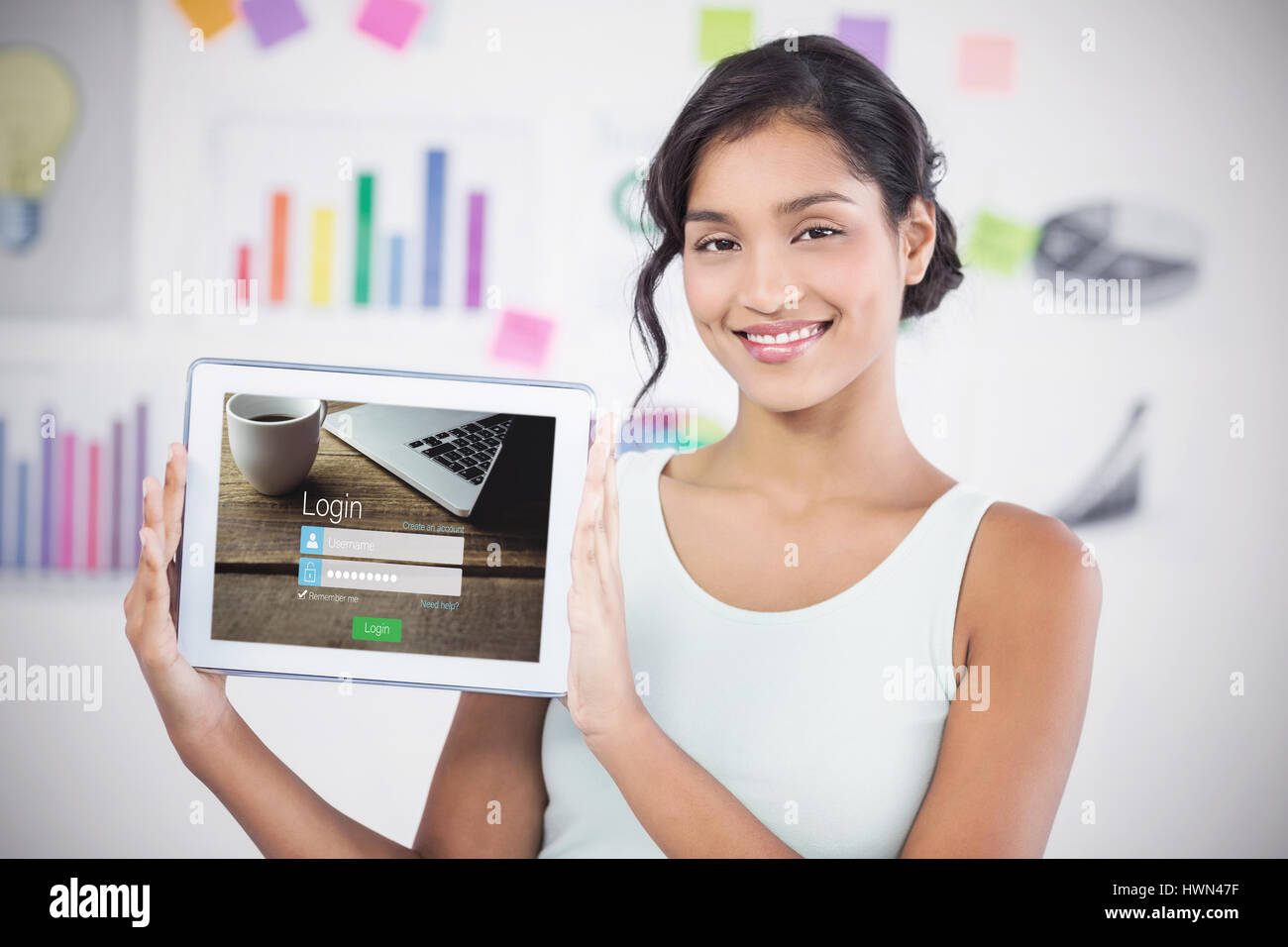 Glücklich Geschäftsfrau zeigt digital-Tablette in Kreativbüro gegen Nahaufnahme der Login-Seite Stockfoto