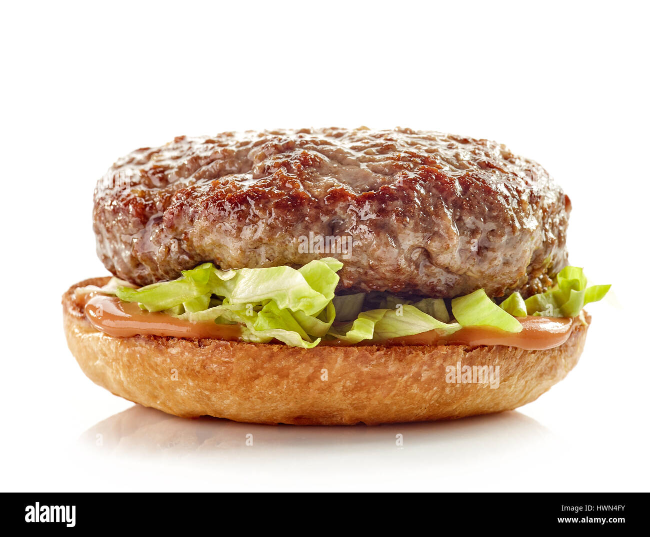 Verfahren zur Herstellung von Burger isoliert auf weißem Hintergrund Stockfoto