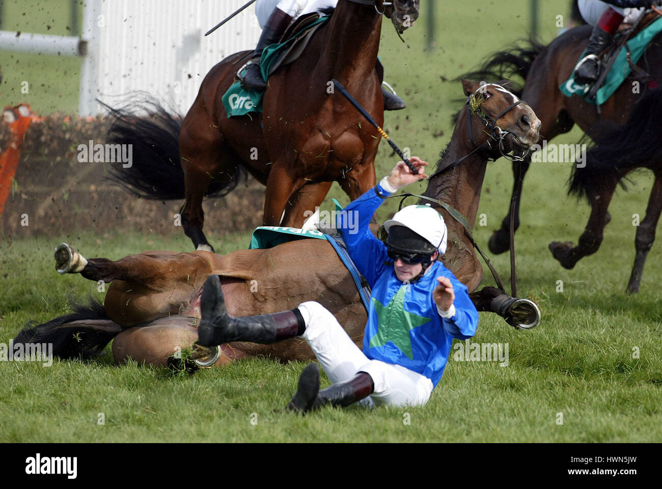 UNNACHGIEBIG Ansatz & RUBY WALSH GERRARD oberste NOVIZEN Hürde CHELTENHAM RACECOURSE CHELTENHAM 12. März 2002 Stockfoto