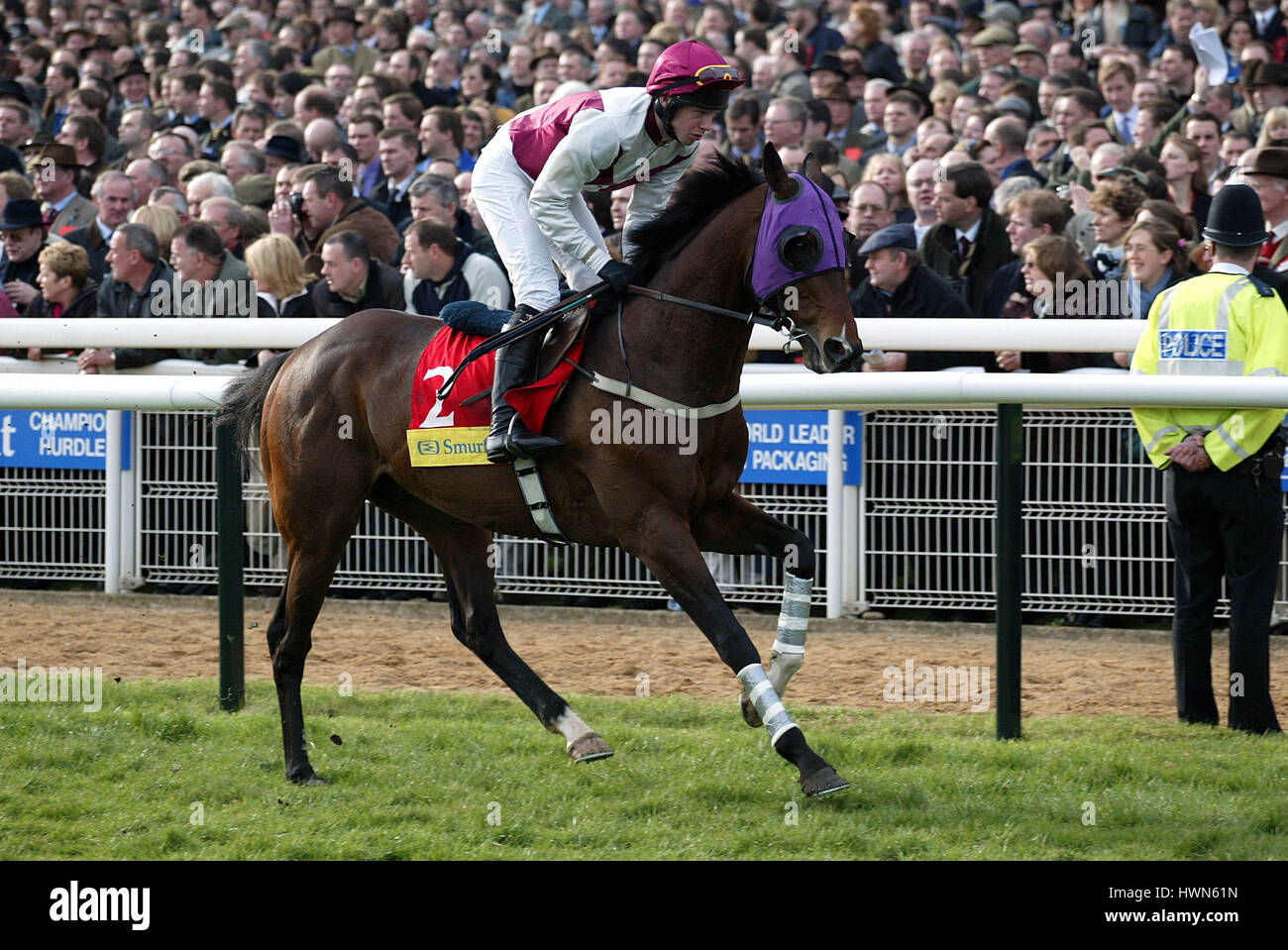 GLOCKENSPIELE um Mitternacht, GERITTEN von M.F MOONEY CHELTENHAM RACECOURSE CHELTENHAM 12. März 2002 Stockfoto