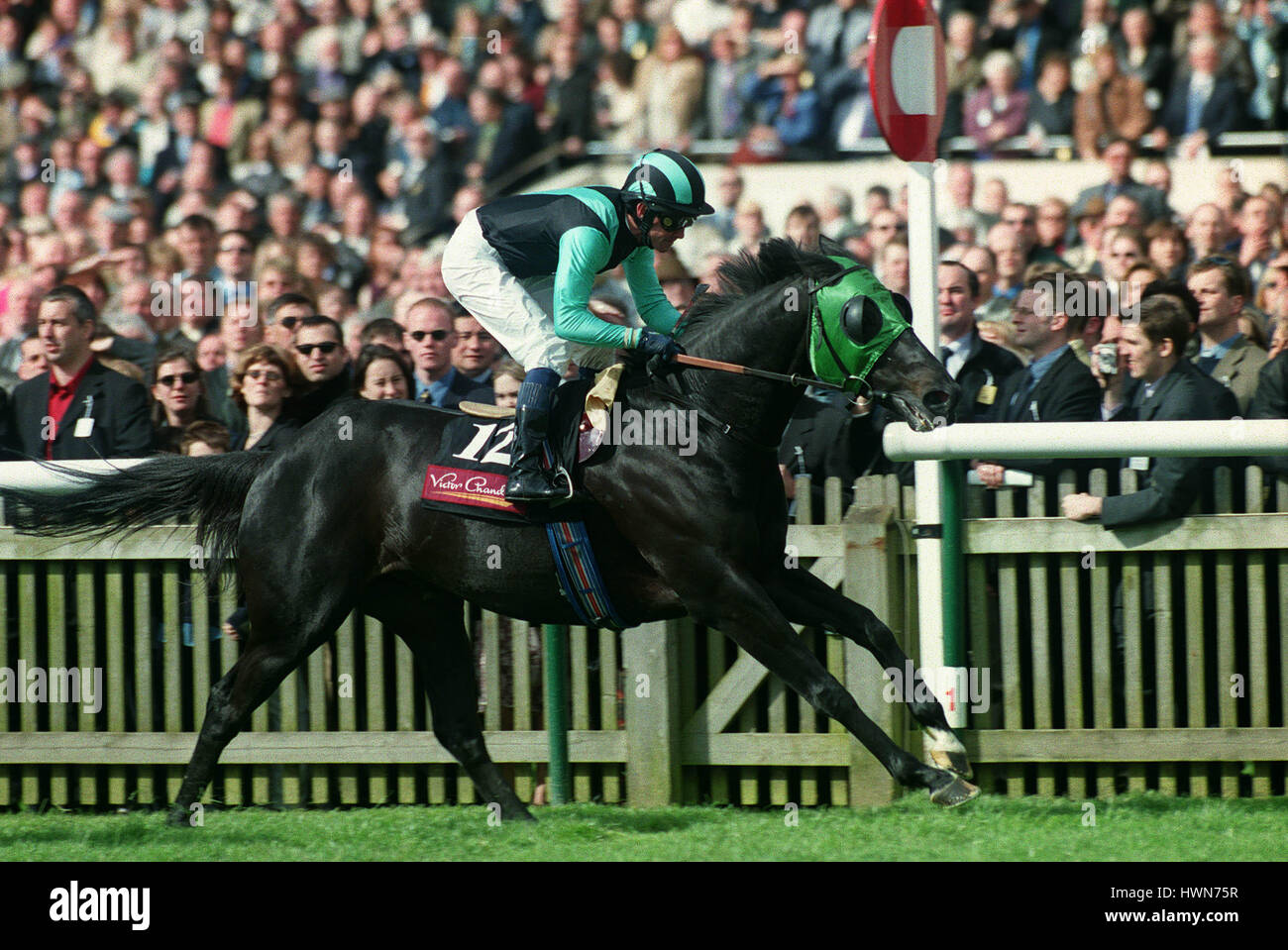 RUSHCUTTER Bucht gewinnt VICTOR CHANDLER MJ KINANE NEWMARKET NEWMARKET RACECOURSE 5. Mai 2001 Stockfoto