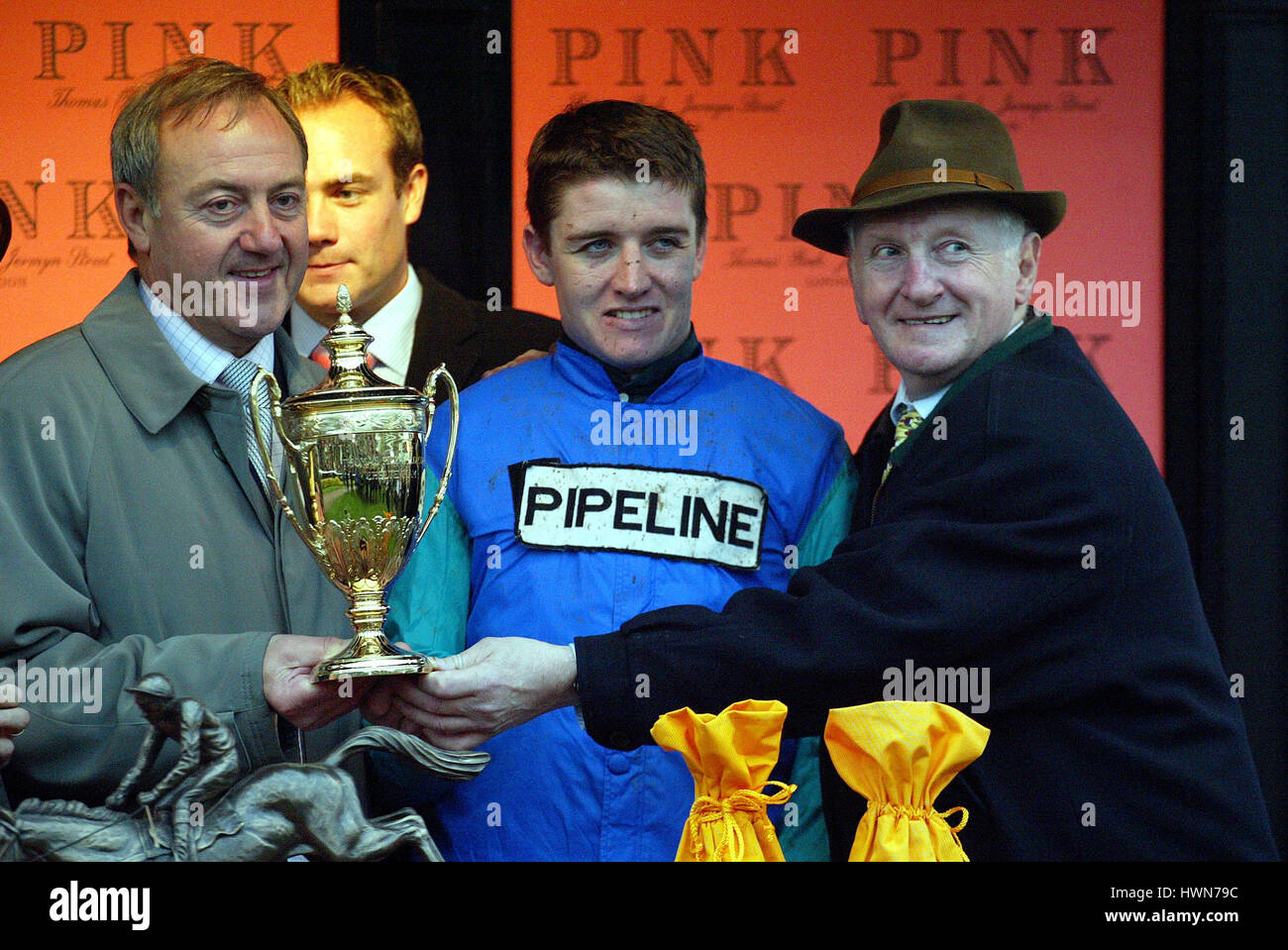 D.A JOHNSON B.GERRAGHTY Rohr Gewinner THOMAS PINK GOLD CUP CHELTENHAM RACECOURSE CHELTENHAM 16. November 2002 Stockfoto