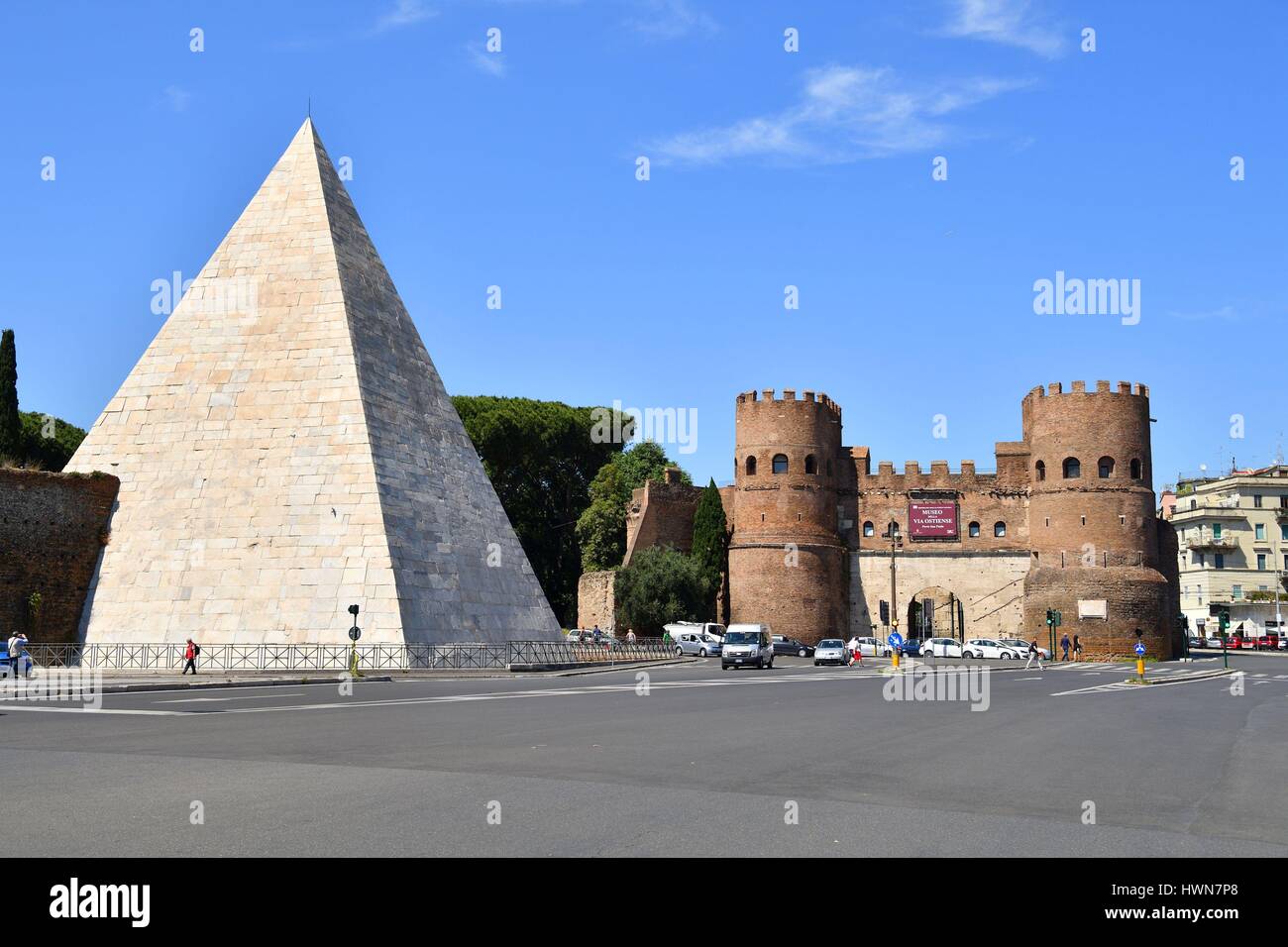 Italien, Latium, Rom, historischen Zentrum als Weltkulturerbe von der UNESCO, der Piazza Porta Paolo, die Pyramide des Caius Cestius und St. Paul's Gate und Museum von Ostian Weise (Museo della Via Ostiense) Stockfoto