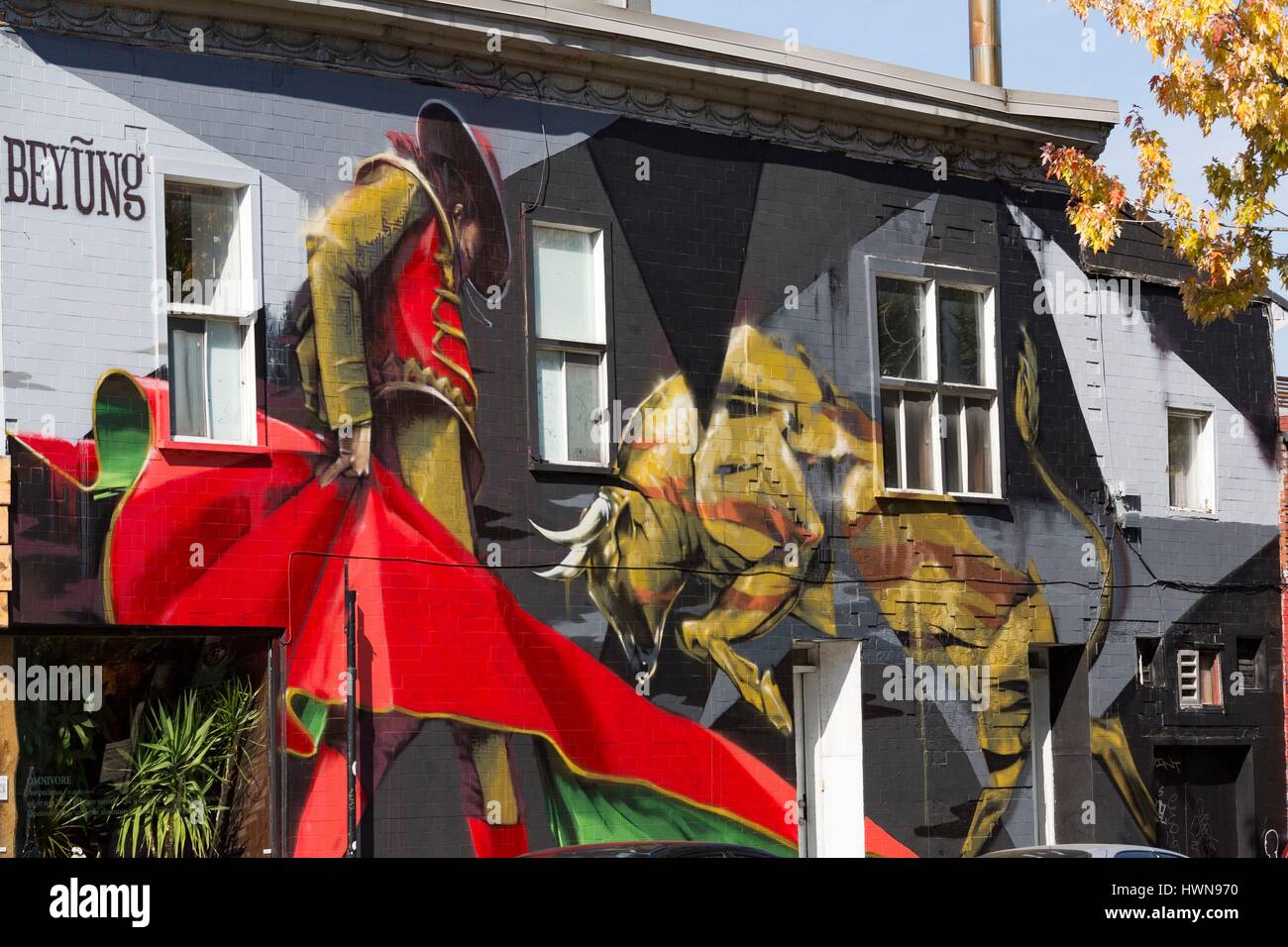 Kanada, Quebec, Montreal Bryan Beyung festival Wandbild 2014 mit Blick auf den park von Portugal auf der Plateau-Mont-Royal Bryan Beyung wurde in Montreal in einer Familie von Flüchtlingen geboren; diese doppelte Kultur führte ihn in ein Anliegen selbst zu bauen und zu definieren. Er schafft destructured und dynamischen Kompositionen, in denen die Freiheit der Geste, die Präzision der Technik erfüllt. Zwischen Figuration und Abstraktion, farbige Explosionen und leere Räume, formale Kunst und Grafik Design, die Stärke seiner Werke ist in einem konstanten Dualität eingeschrieben Stockfoto