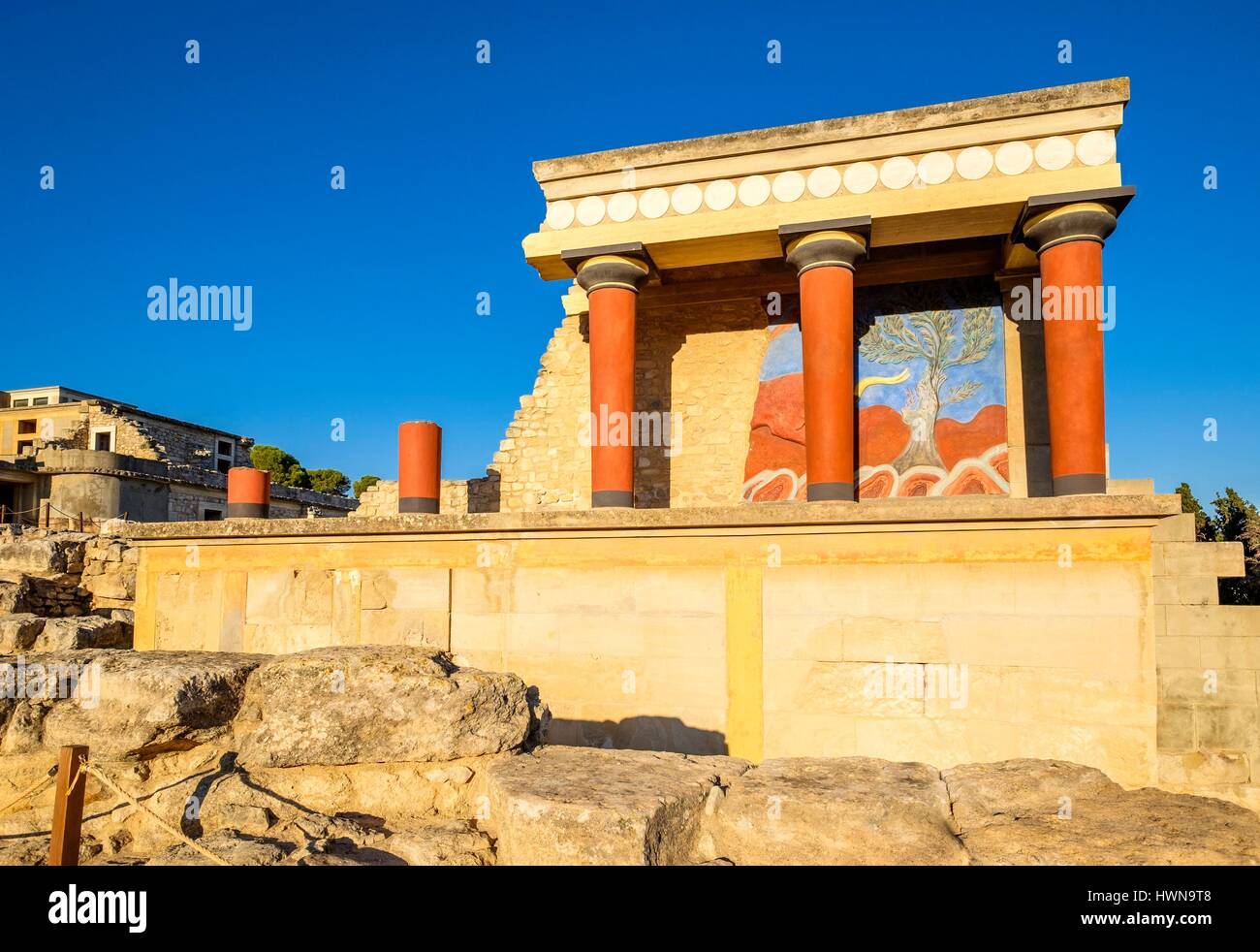 Griechenland, Kreta, Heraklion, die minoischen Ausgrabungen von Knossos, Nordeingang des Palastes mit dem Bull-Relief-Fresko Stockfoto