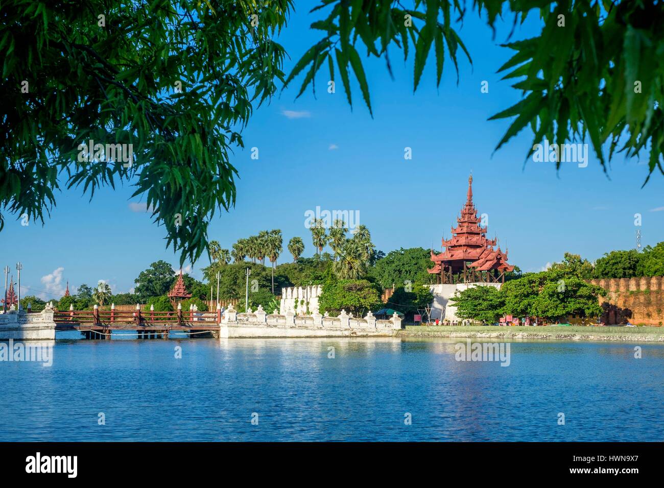 Myanmar (Burma), Mandalay Region, Mandalay, Mauern des ehemaligen königlichen Palastes, erbaut unter König Mindon im 19. Jahrhundert, umgeben von breiten Gräben Stockfoto