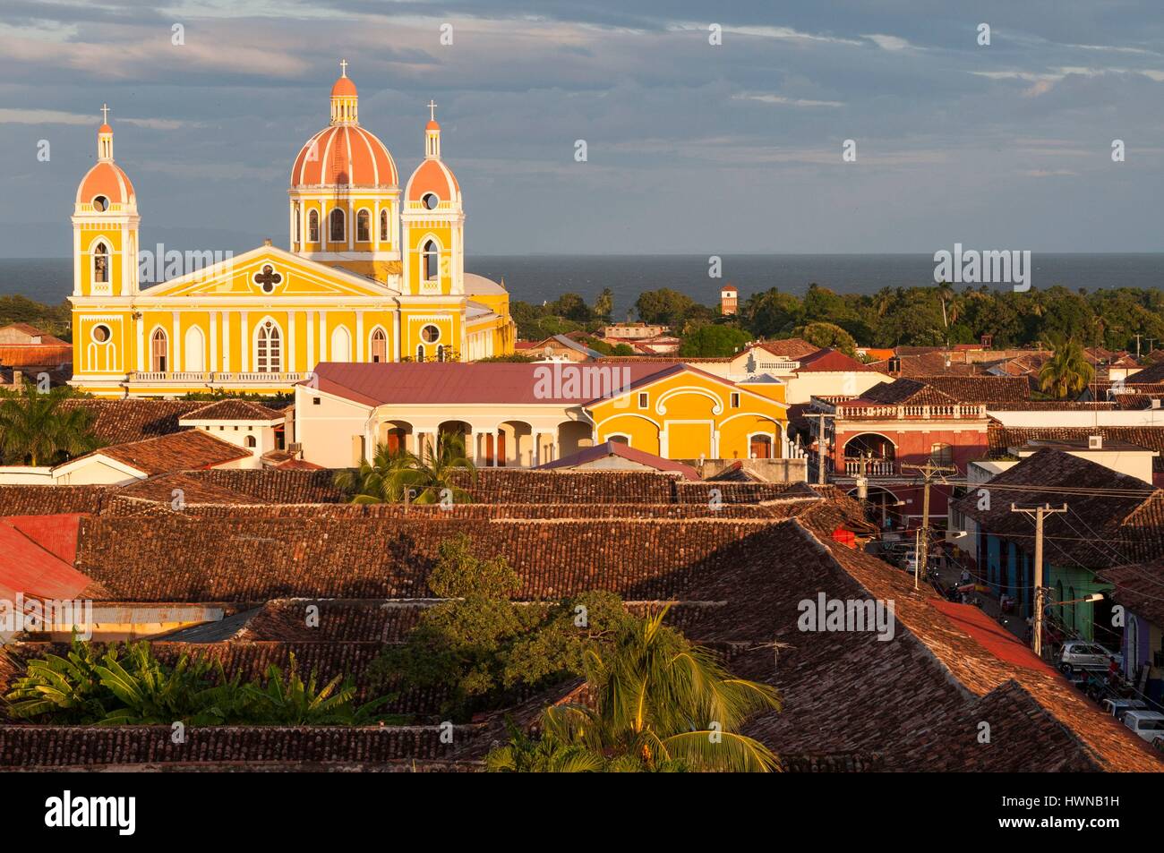 Nicaragua, Granada, Granada, Blick über die Dächer der Stadt, die Kathedrale aus der Glockenturm der Kirche La Merced, Nicaragua See an der Unterseite Stockfoto