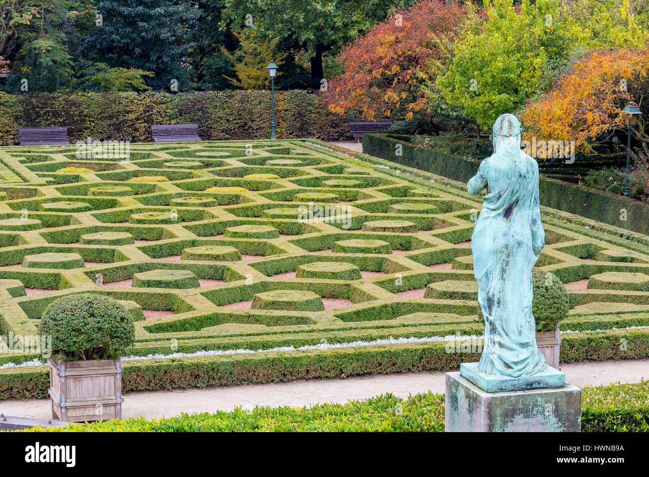 Belgien, Brüssel, Saint Josse ten Noode, Botanischer Garten, Park, das zu Beginn des 20. Jahrhunderts für die Öffentlichkeit zugänglich, 19. Jahrhundert Statue in einen französischen Garten Stockfoto
