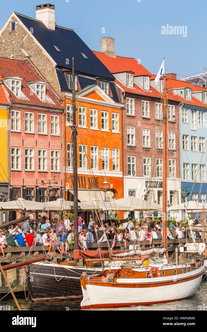 Dänemark, Zealand, Kopenhagen, Bezirk Nyhavn (neue Hafen), Häuser aus dem 18. Jahrhundert, Restaurant-Terrassen und Kanal-Seitenleiste Stockfoto