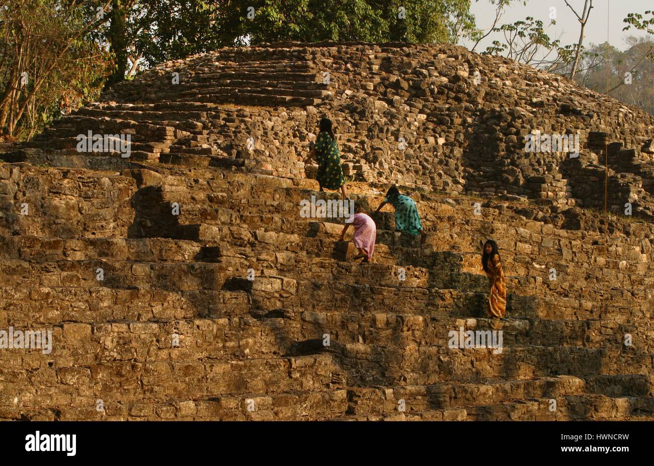 Mexiko, Chiapas, Yaxchilan, die Lacandons, den letzten Nachfahren der Maya leben in der Nähe von Yaxchilan der Maya Royal City Ende 600 v. Chr.. Die mexikanische Regierung gab der Lacandons 1972 ein Gebiet von 662.000 Hektar um Yaxchilan und Bonampak. In Maya Vinik der Lacandons sind Hach, die echten Männer, immer in ein weißes Gewand gekleidet, sie leben in einer sehr reduzierten Gemeinschaft im Zustand von Chapias Stockfoto