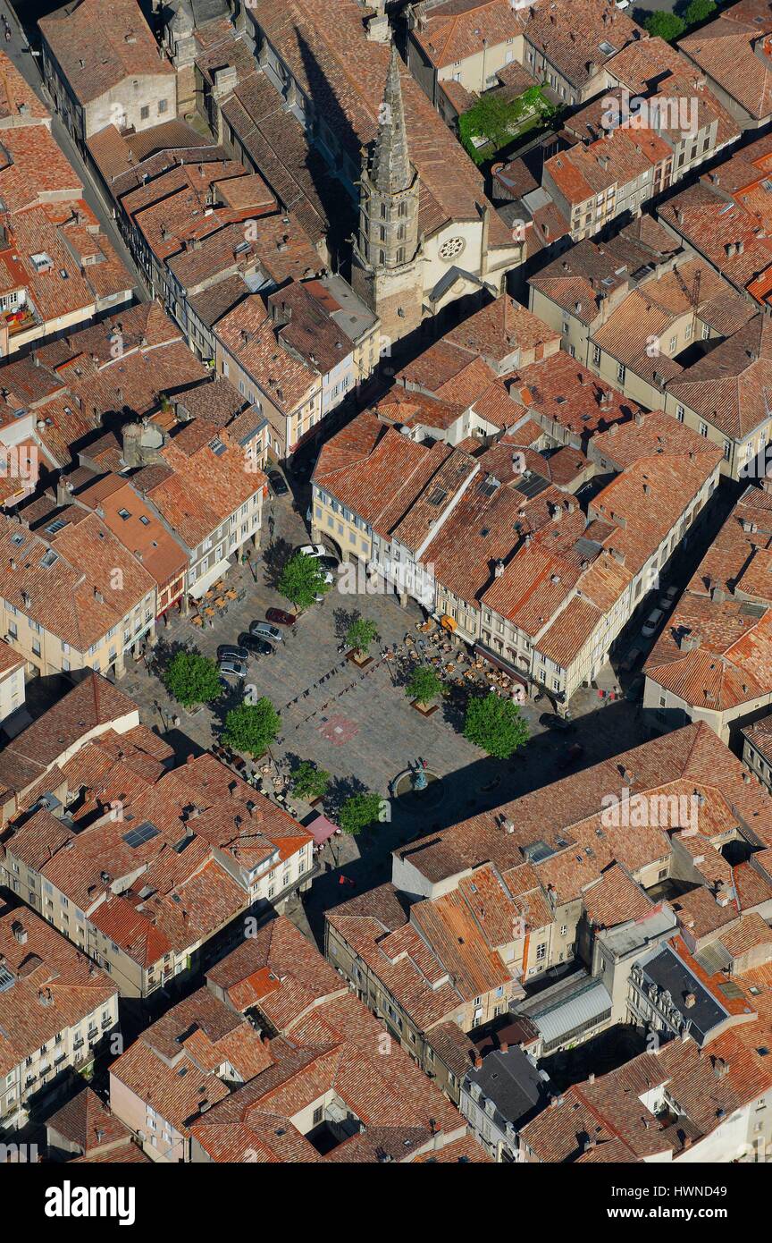 Frankreich, Aude, Limoux, der Platz der Republik und die Kirche Saint-Martin, gebaut im XII Jahrhundert (Luftbild) Stockfoto