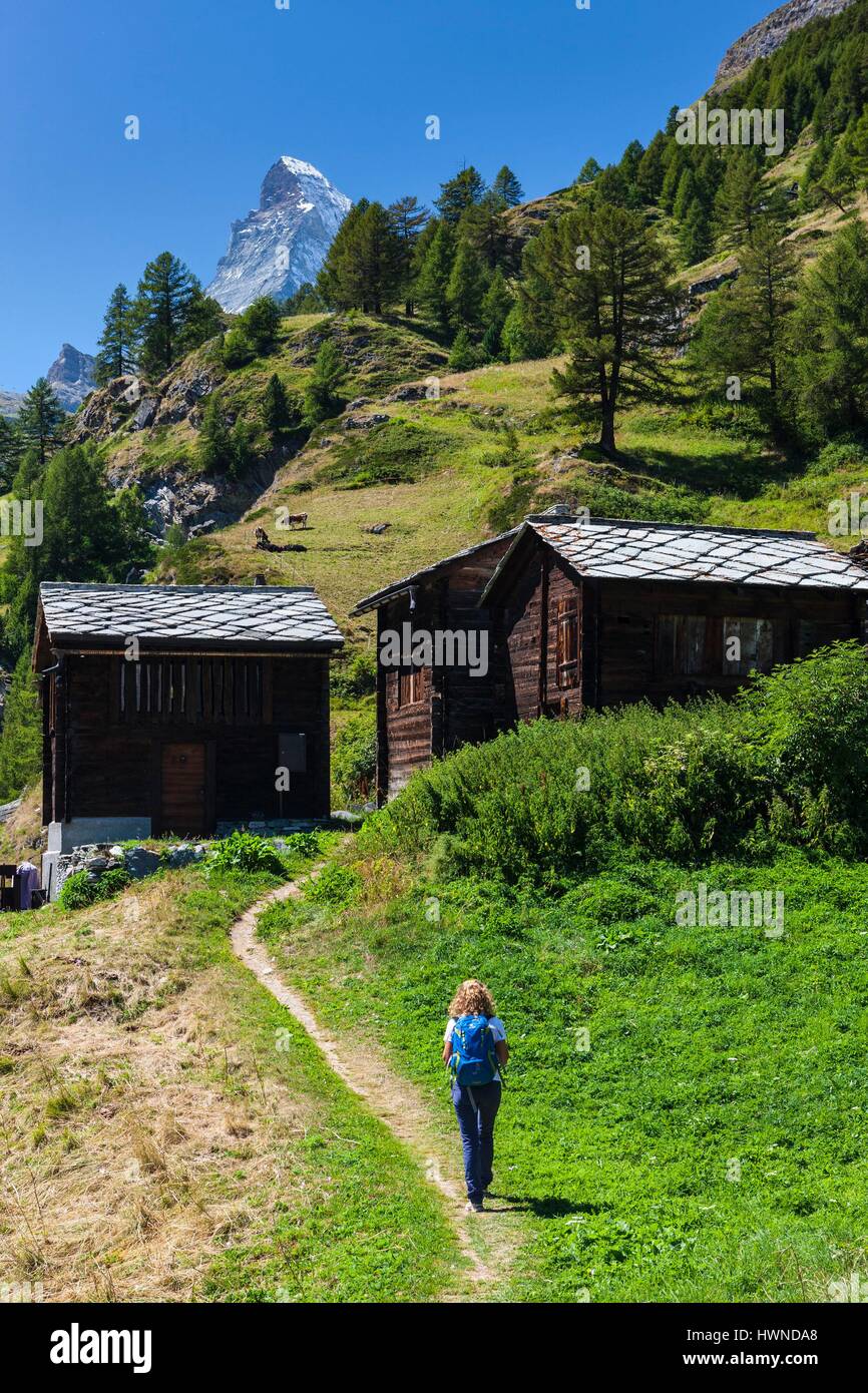 Schweiz, Kanton Wallis, Bahnhof Zermatt am Fuße des Matterhorns, Frau üben Wandern Stockfoto