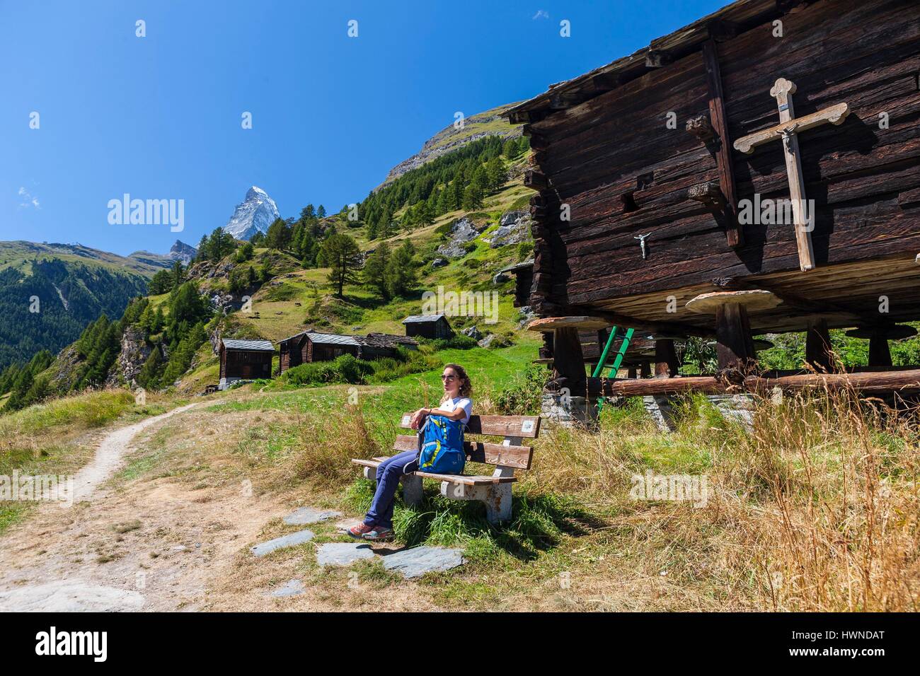 Schweiz, Kanton Wallis, Bahnhof Zermatt am Fuße des Matterhorns, Frau üben Wandern Stockfoto