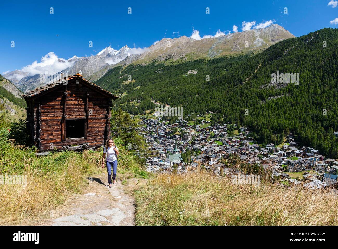 Schweiz, Kanton Wallis, Bahnhof Zermatt am Fuße des Matterhorns, Frau üben Wandern Stockfoto