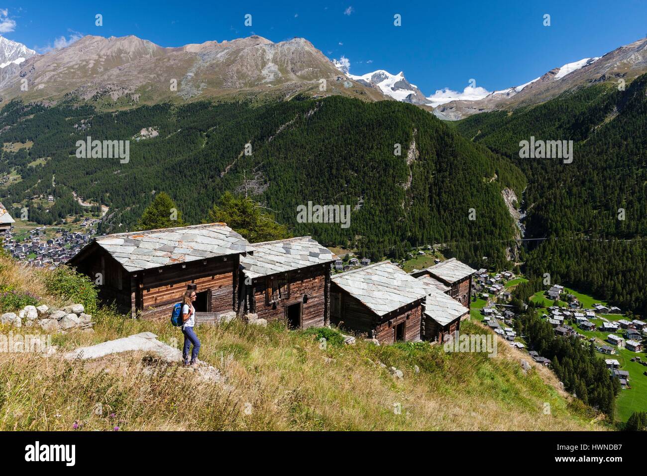 Schweiz, Kanton Wallis, Bahnhof Zermatt am Fuße des Matterhorns, Frau üben Wandern Stockfoto