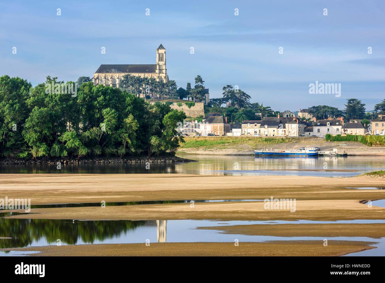 Frankreich, Maine et Loire, Loire-Tal UNESCO Weltkulturerbe, Montjean-sur-Loire, Neo-gotischen Saint Symphorien Kirche ist zwischen 1858 und 1864 auf den Ruinen einer ehemaligen Burg erbaut Stockfoto