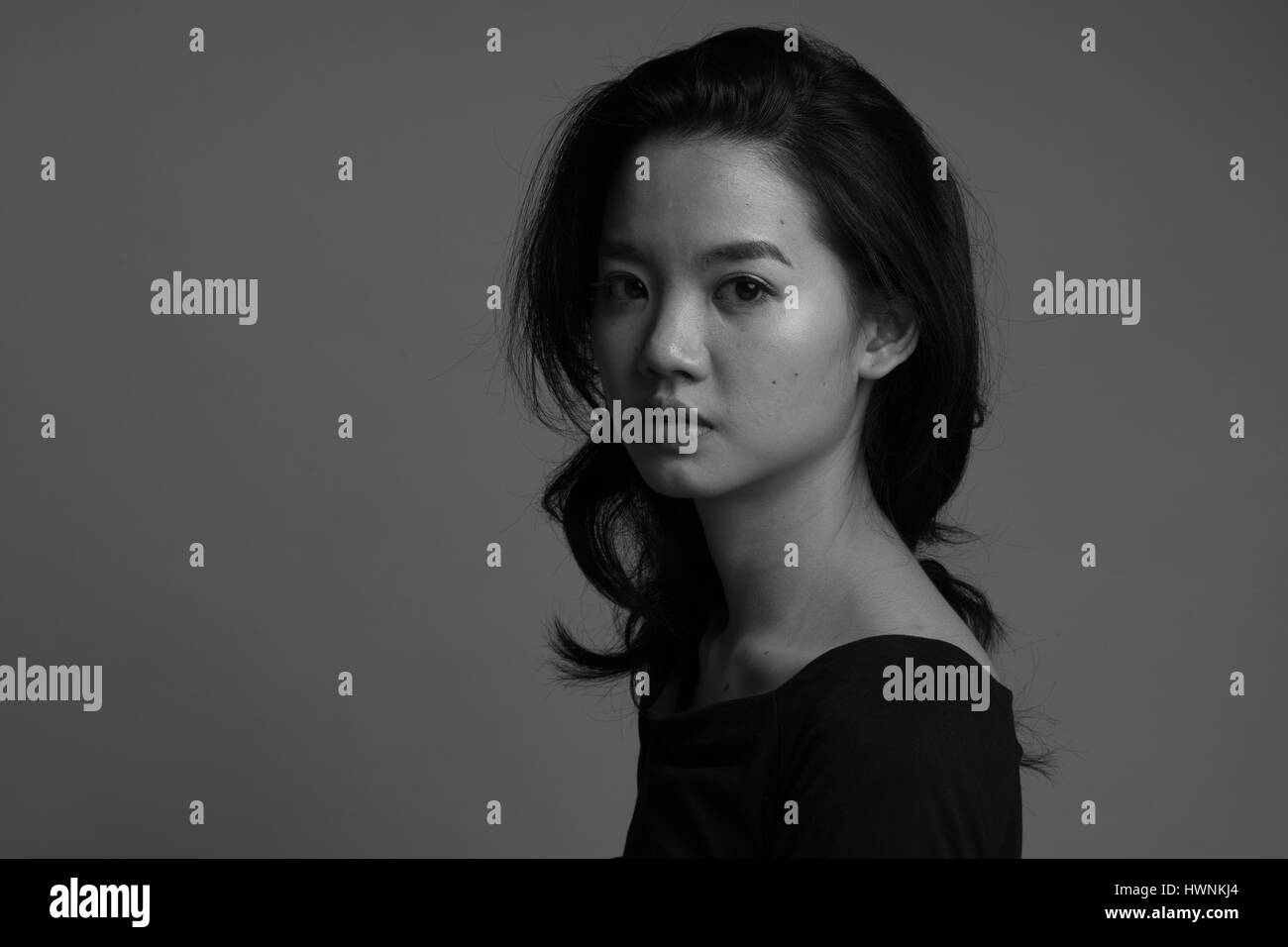 Schön, aber deprimiert asiatisch in schwarz / weiß Stockfoto
