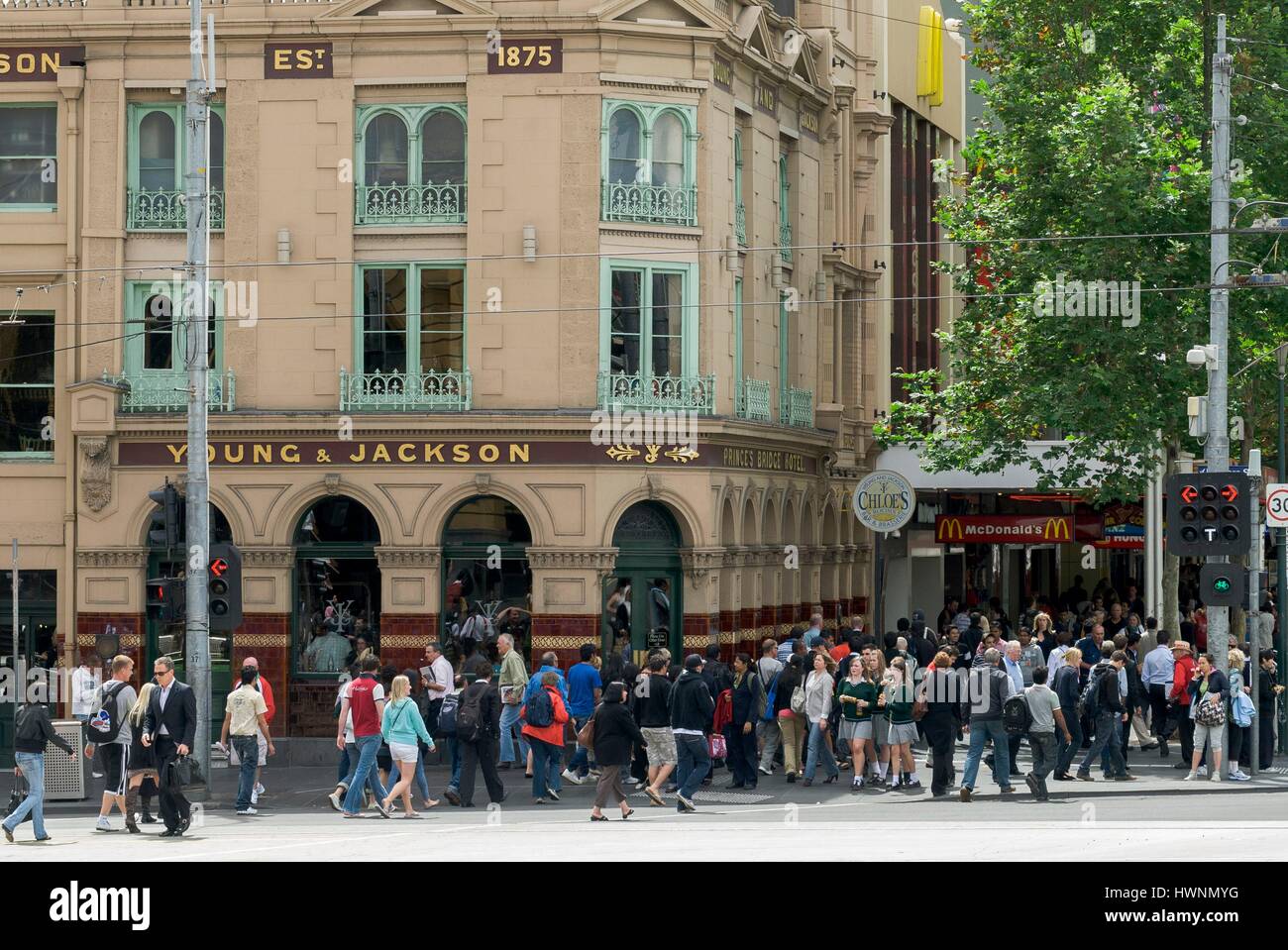 Australien, Victoria, Melbourne, drängen sich an der Ecke der Flinders Street und der Swanston Street Stockfoto