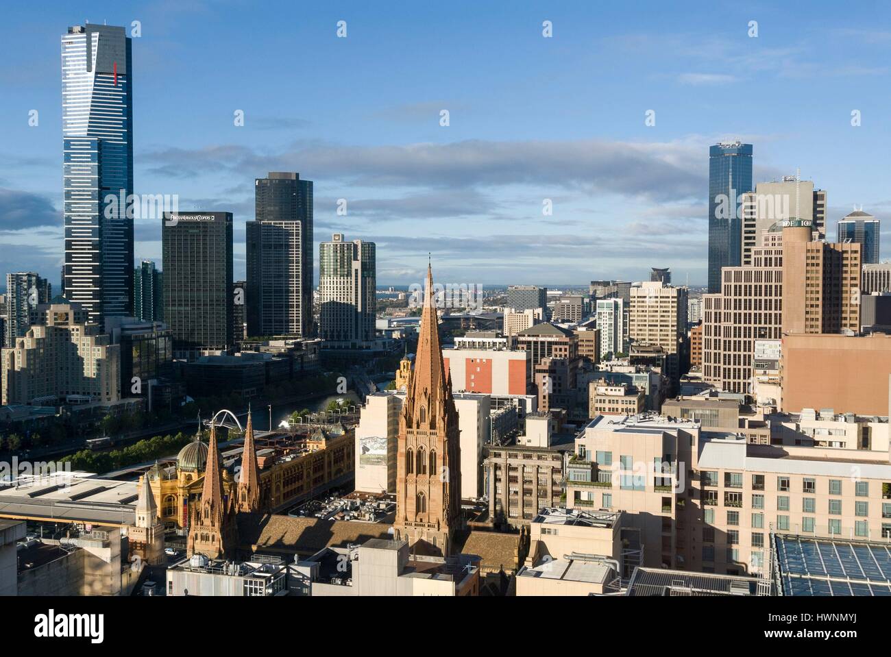 Australien, Victoria, Melbourne, Skyline, Eureka Skydeck und Flinder Bahnhof links, center Saint Pauls Anglican Cathedral Stockfoto