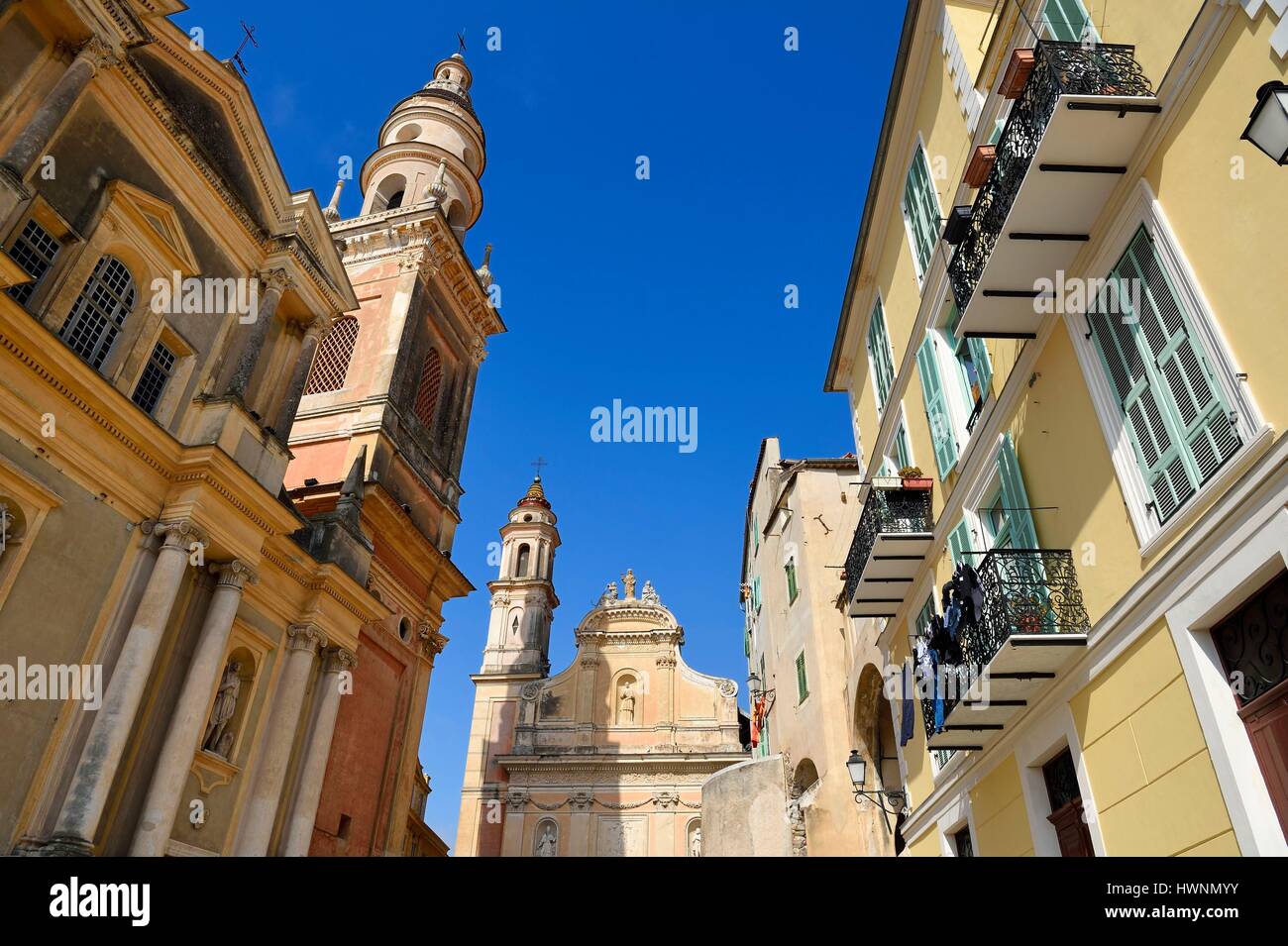 Frankreich, Alpes-Maritimes, Menton, Altstadt, die Basilique Saint Michel Archange (Hl. Erzengel Michael Basilika) links und die Kapelle der Weißen Büßer im Hintergrund Stockfoto