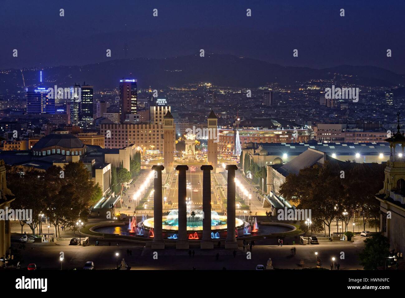 Spanien, Katalonien, Barcelona, Montjuic, die vier alten Spalten von Architekt Puig i Cadafalch vor der Plaça de Espanya und der Avenida de la Reina Maria Cristina Stockfoto