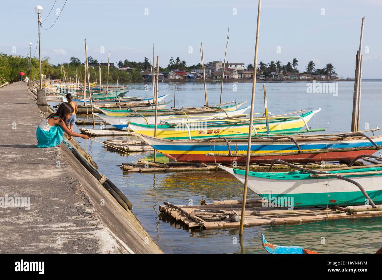 Philippinen, Luzon, Provinz Sorsogon, Donsol, Angelboote/Fischerboote entlang der Mole Stockfoto