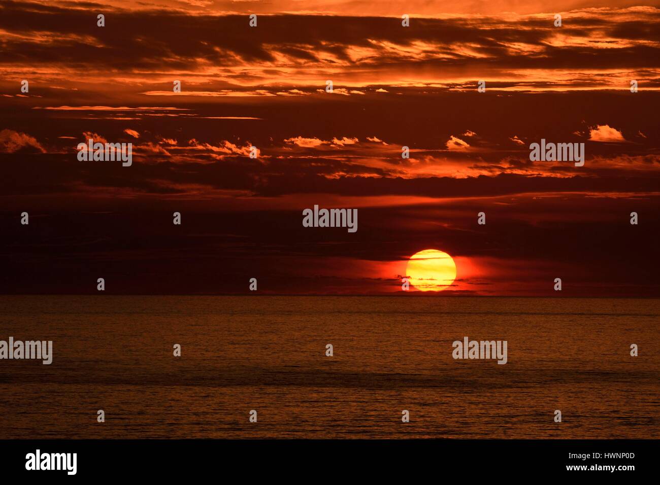 Frankreich, Var, Six Fours Les Plages, Cap Negre, untergehende Sonne am Mittelmeer Stockfoto
