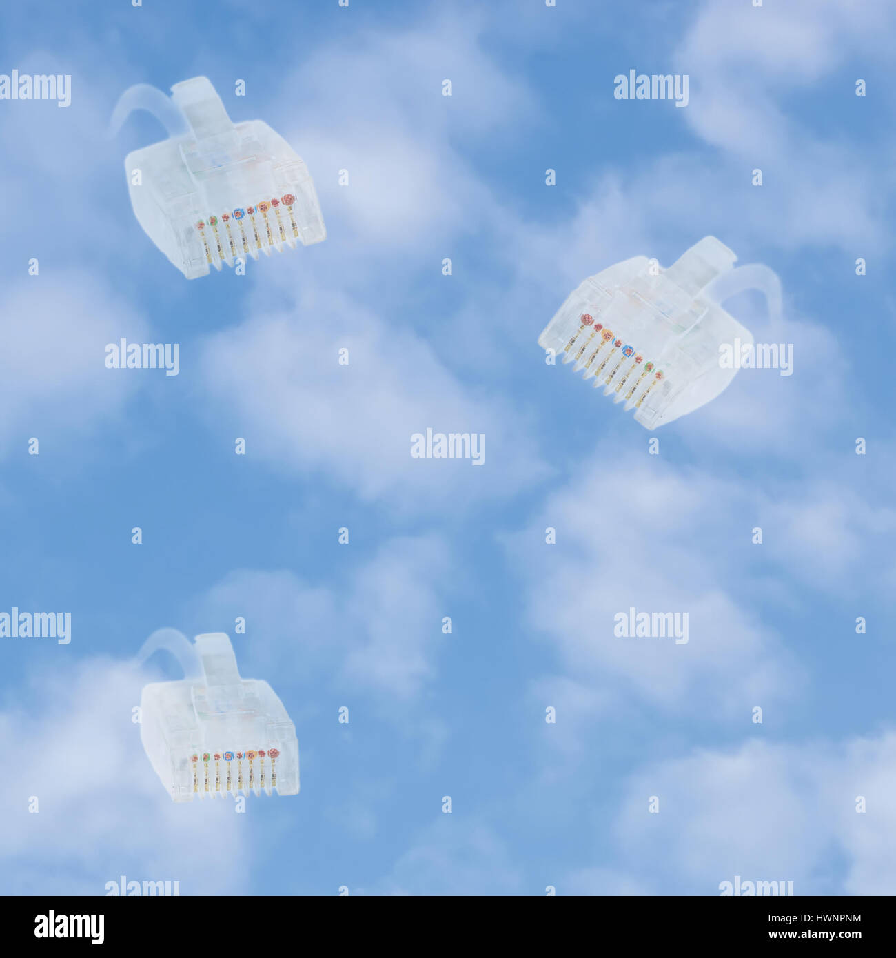 Cloud-computing-Speicher Daten Sicherheit Konzept Metapher, leuchtend blaue Sommer Himmel Wolkengebilde, vertikalen Hintergrund, mehrere Ethernet-lan-Kabel, Netzwerkeinstellungen Stockfoto