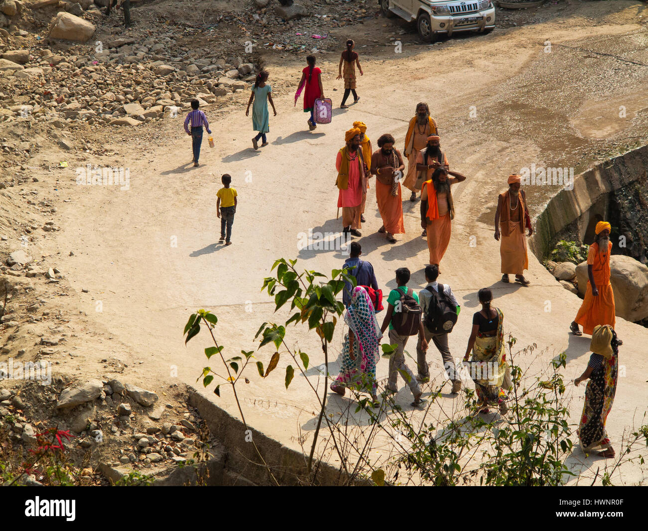 Inder und Sadhus kommen und gehen zum Purnagiri-Tempel in der Nähe von Sarda Fluss-Schlucht, Tanakpur, Indien Stockfoto
