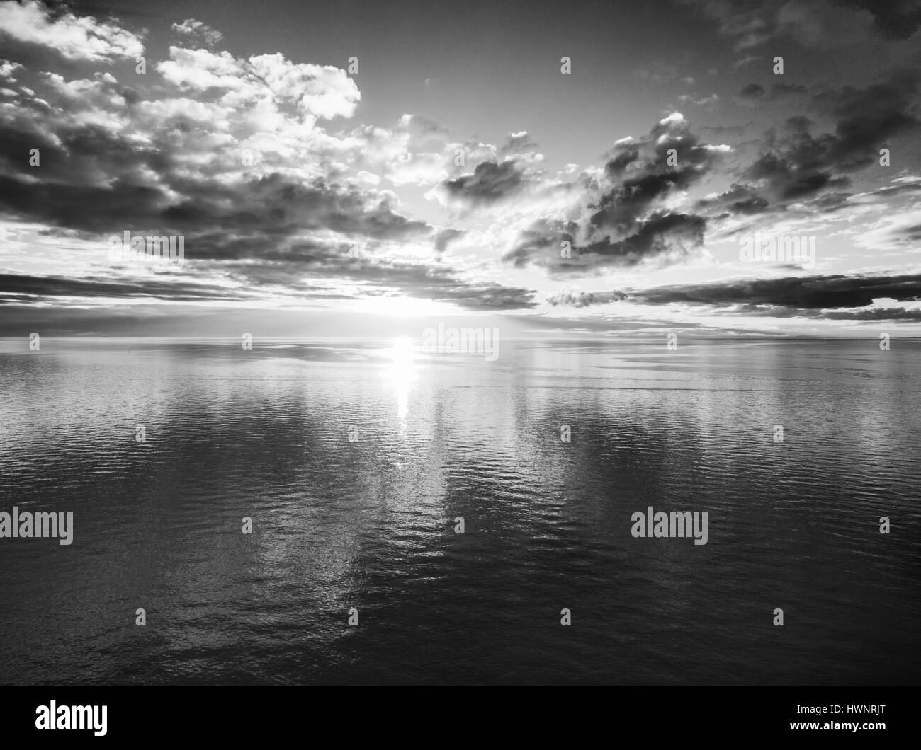 Schwarz / weiß-Sonnenuntergang über Antenne Wasserlandschaft Stockfoto