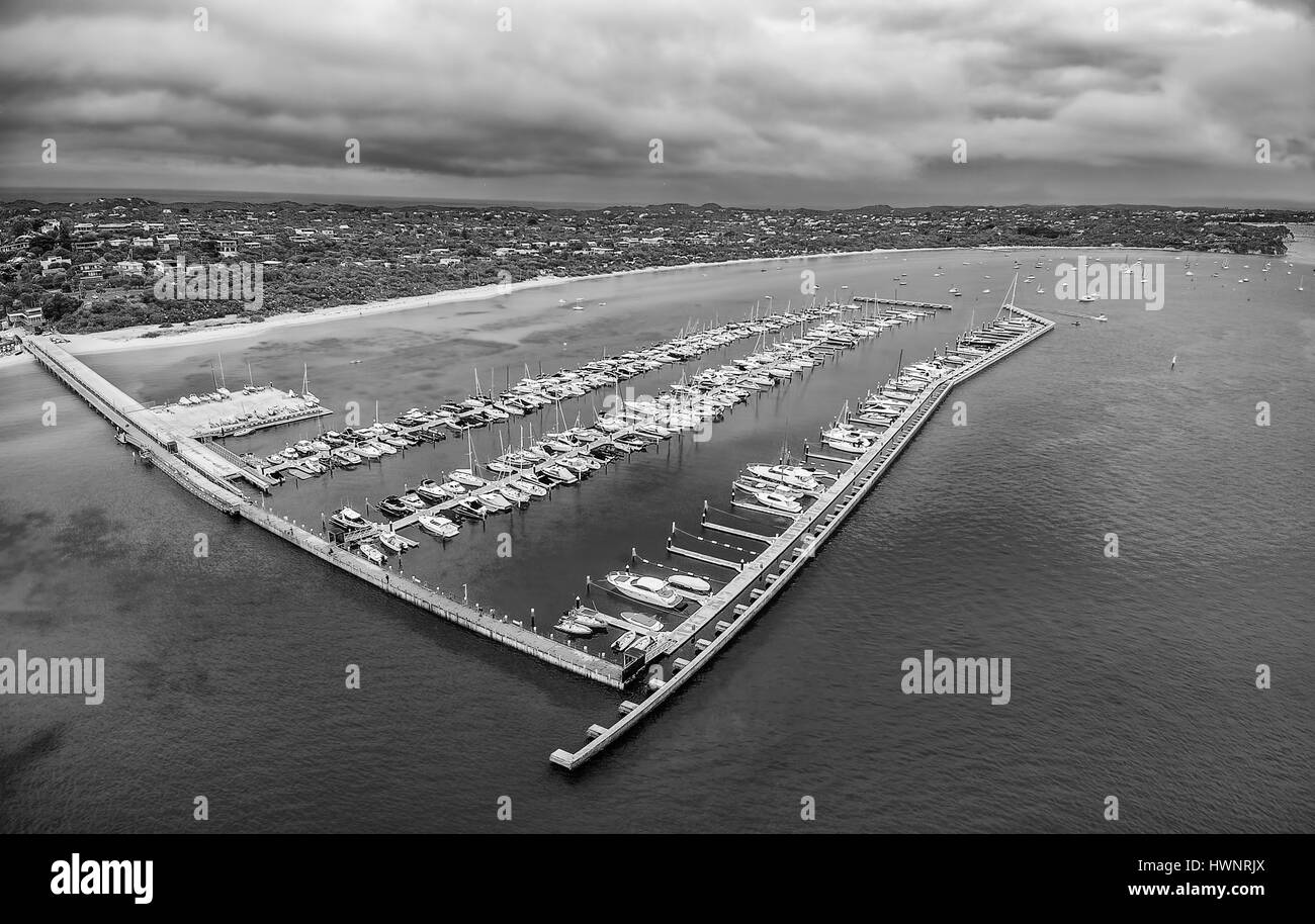 Schwarz / weiß-Luftbild von Blairgowrie Marina auf Mornington Peninsula, Melbourne Australien Stockfoto