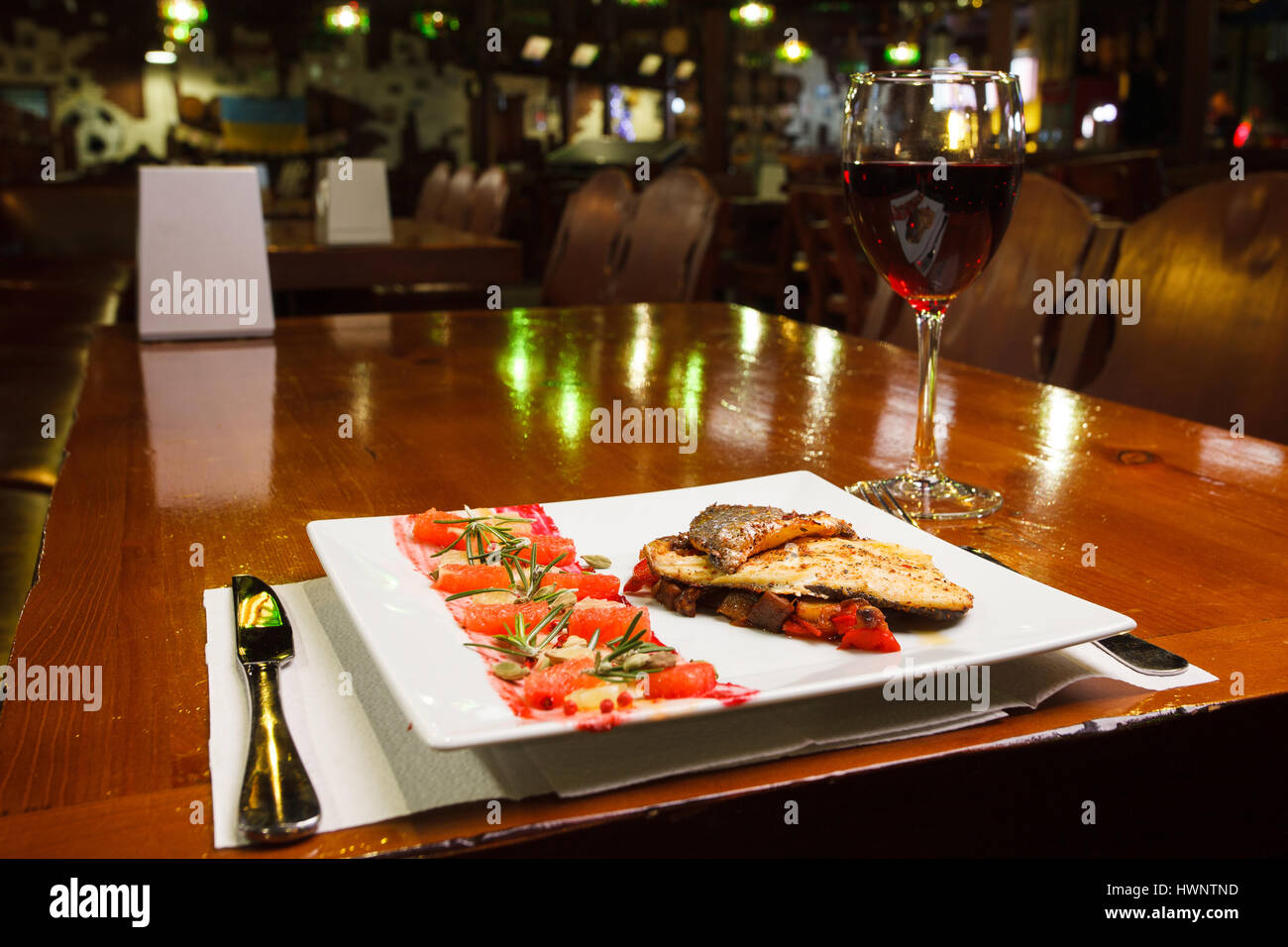 gebratenen Fisch und Wein im Restaurant vorgelegt Stockfoto