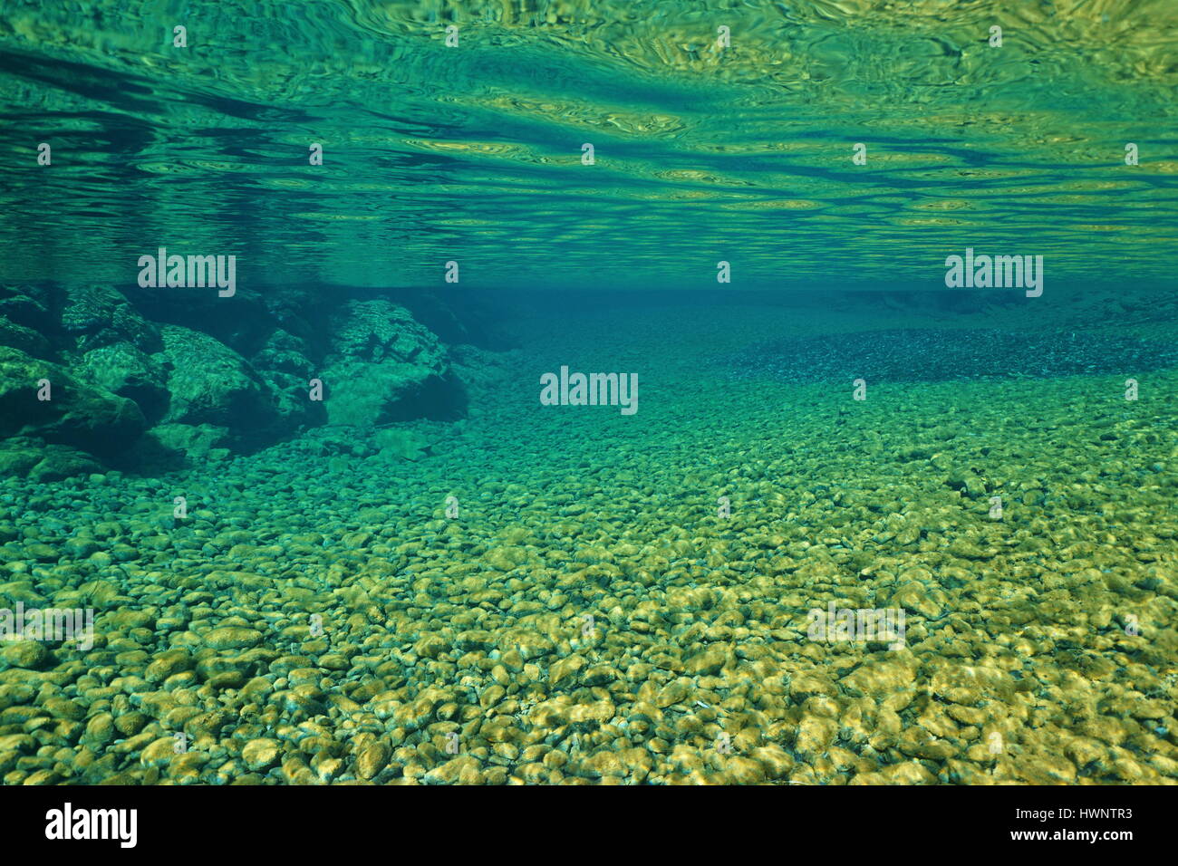 Fluss Unterwasser Oberflache Mit Kieselsteinen Auf Das Flussbett Naturliche Szene Dumbea Neukaledonien Sudpazifik Stockfotografie Alamy
