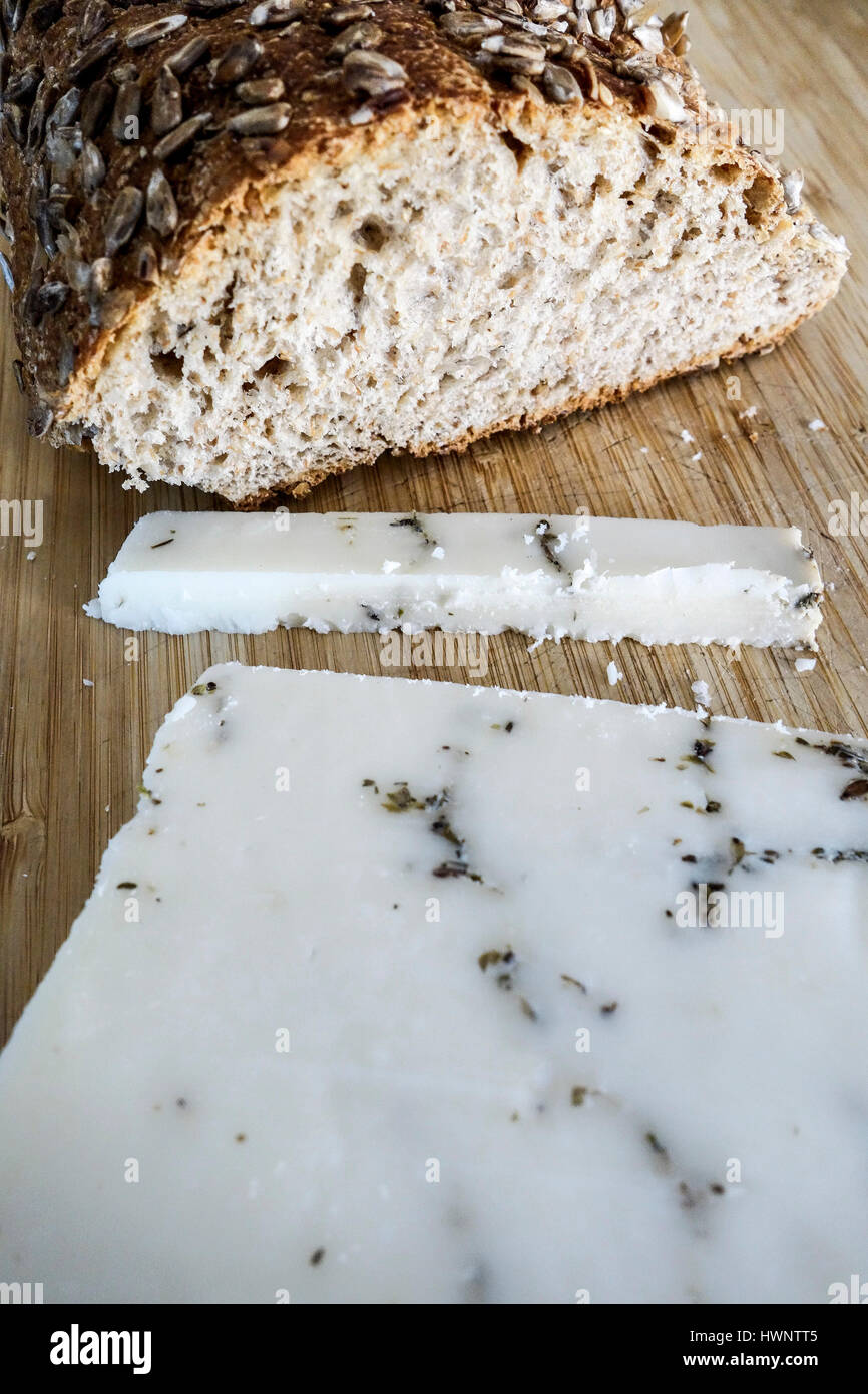 Griechische Küche. Kretische Graviera-Käse mit Thymian und braune Vollkornbrot Stockfoto