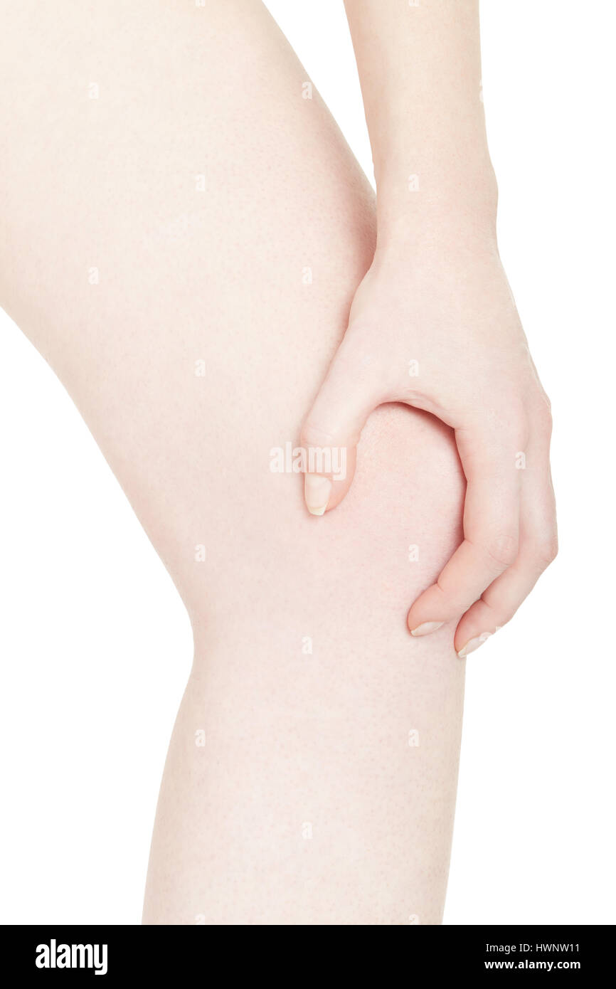 Junge Frau hand hält schmerzhafte Knie isoliert auf weiss, Schneidepfad Stockfoto