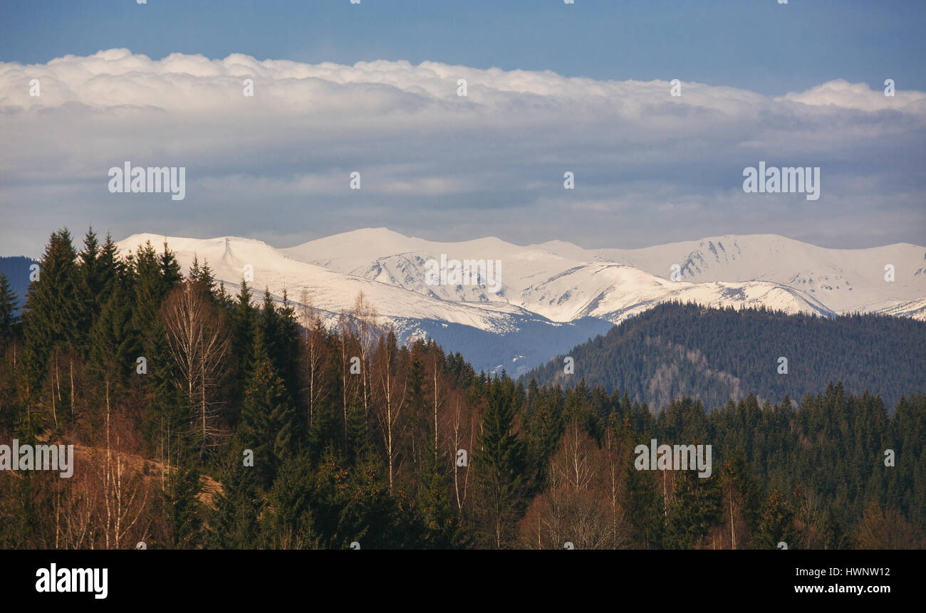 Landschaft, Frühling schneebedeckten Bergkette Stockfoto