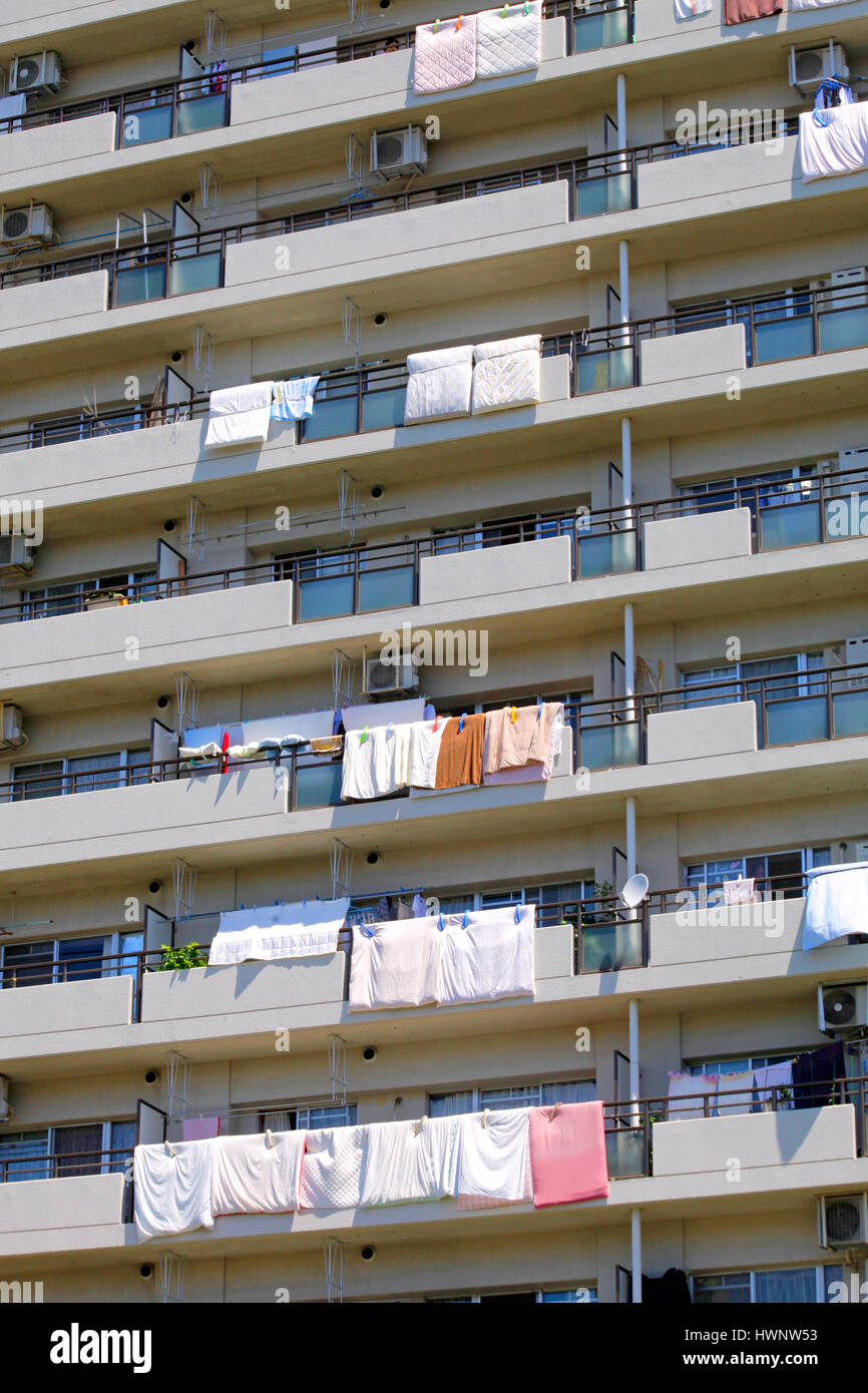 Lüften Sie Futons auf Balkonen der Wohnung Haus in Tokio, Japan  Stockfotografie - Alamy