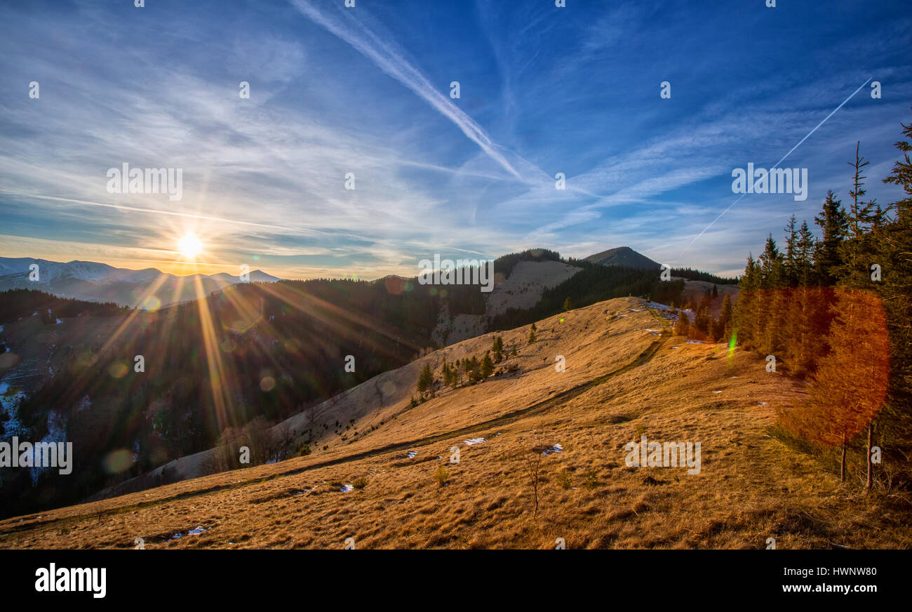 Blick auf die Berge bei Sonnenuntergang mit bewölktem Himmel Stockfoto