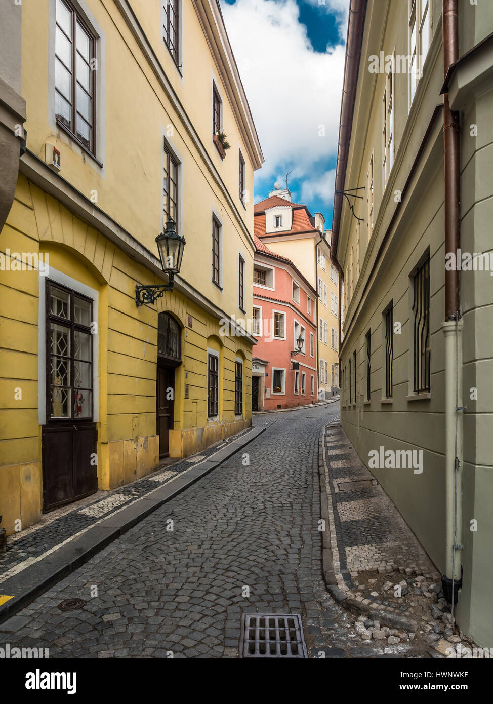 Schöne schmale gepflasterte Straße mit schönen Stadthäusern im Stadtteil Kleinseite, Prag, Tschechische Republik Stockfoto