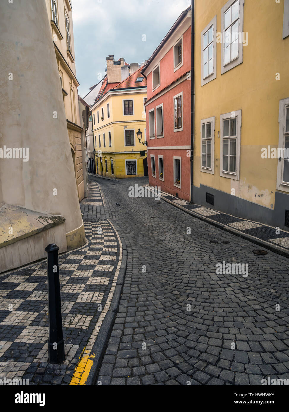 Schöne schmale gepflasterte Straße mit schönen Stadthäusern im Stadtteil Kleinseite, Prag, Tschechische Republik Stockfoto