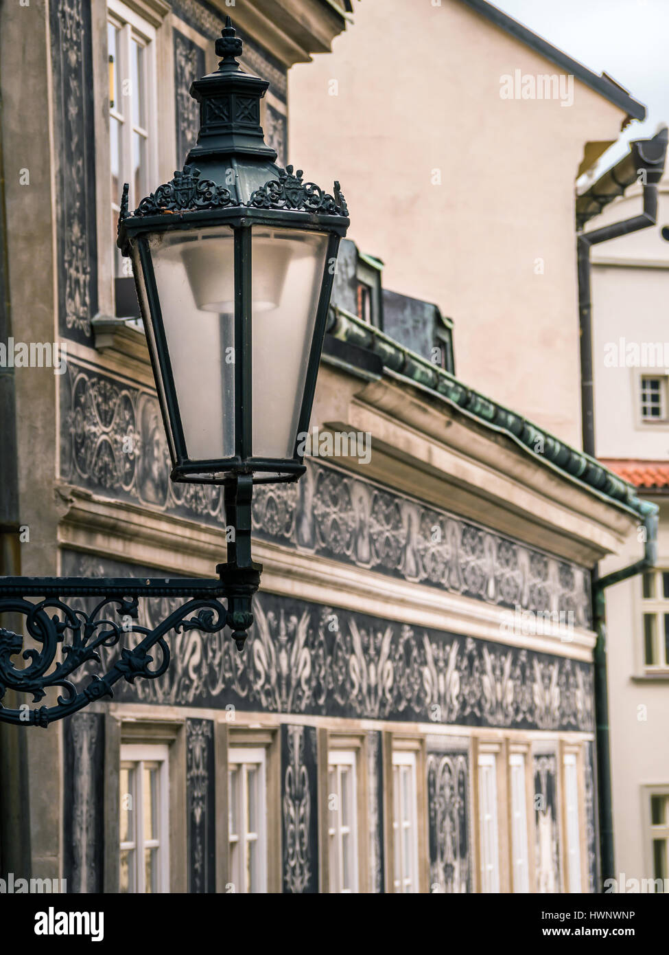 Alte stilvolle Straße Laterne im Stadtteil Kleinseite, Prag, Tschechische Republik Stockfoto